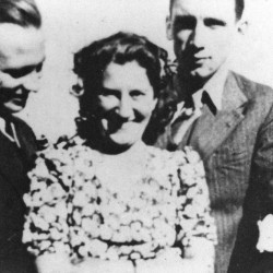 Od lewej stoją: Wiktor Rymszewicz; Irena Kiernacka - narzeczona Zygmunta, Zygmunt Rymszewicz. Lato 1943 r. Fot. Bohdan Hryniewicz, archiwum rodzinne.