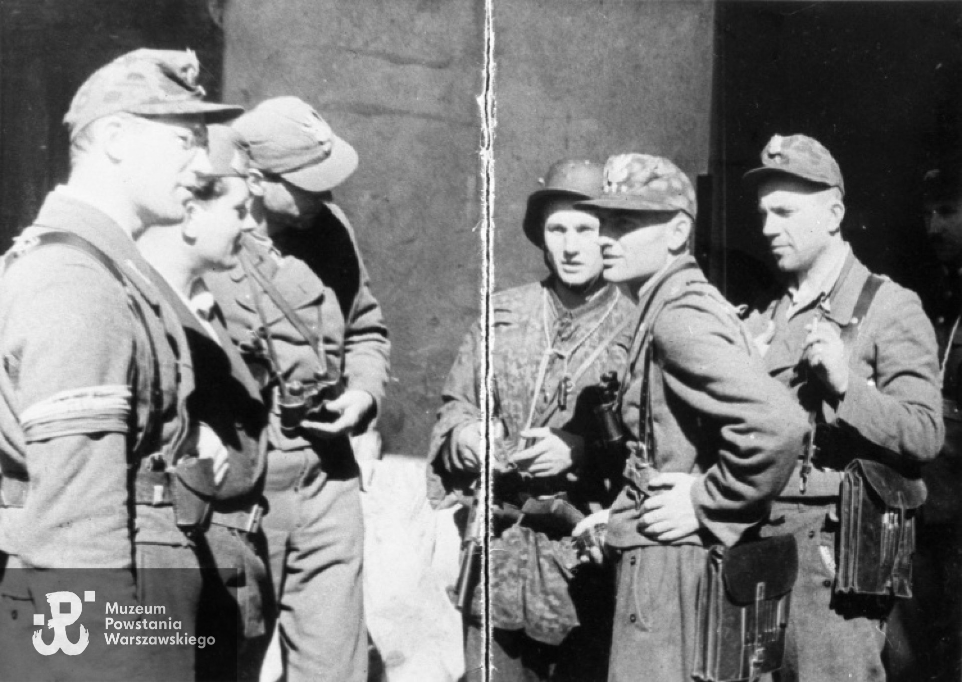 Wacław Stykowski na zdjęciu drugi od prawej. Ze zbiorów Muzeum Powstania Warszawskiego, sygn. MPW-IH/3921