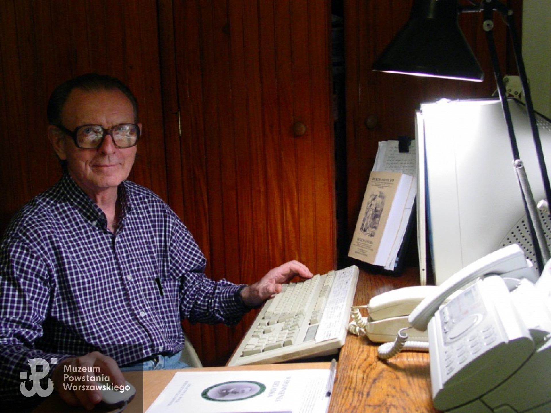 Krzysztof Głuchowski przy swym oknie na świat. Z archiwum rodzinnego Krzysztofa Głuchowskiego.