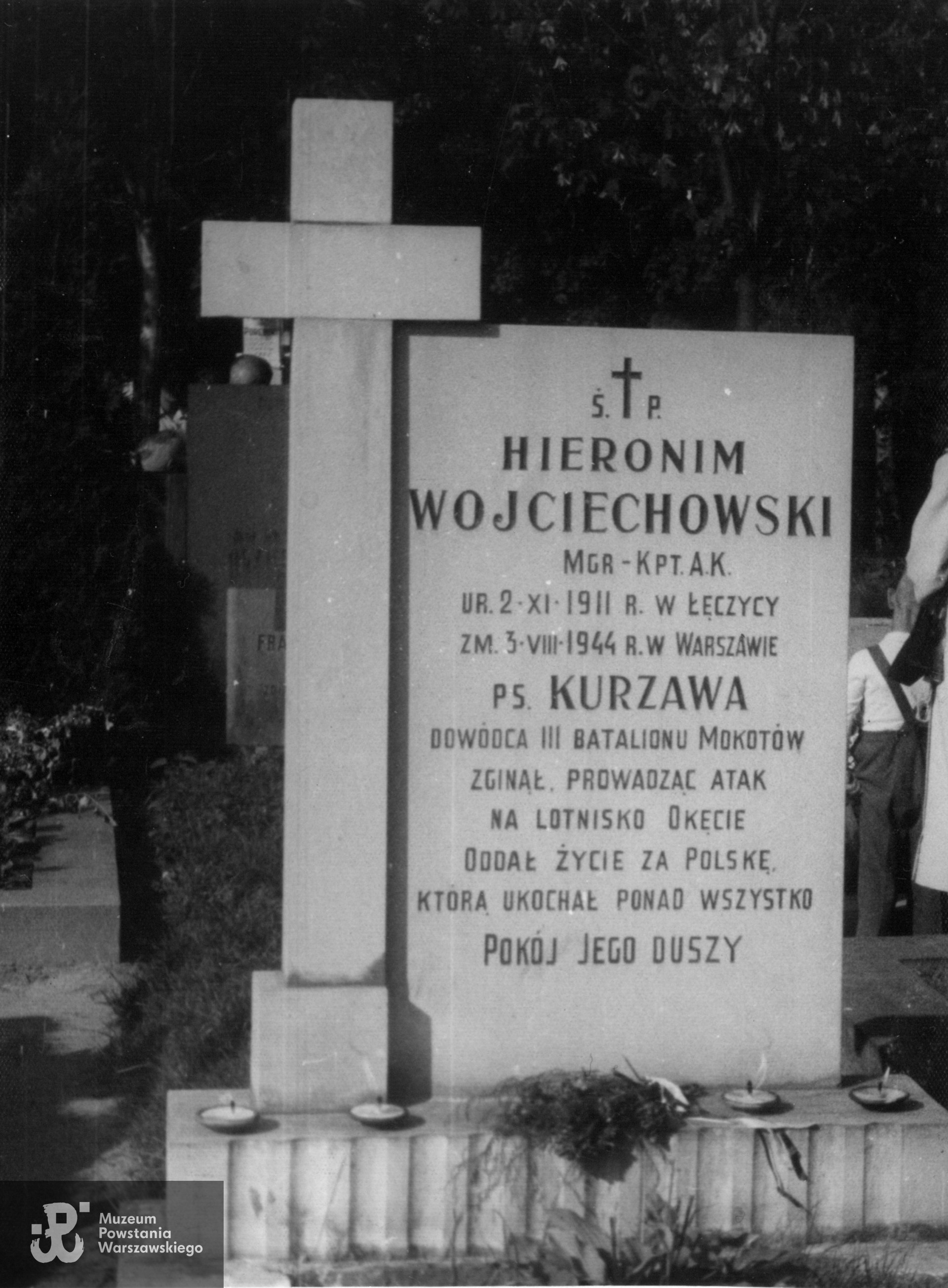 Cmentarz Wojskowy na Powązkach - na zdjęciu stan 1957  roku. Obecnie pomnik jest zmieniony, a w grobie pochowane zostały wraz z Powstańcem jego trzy siostry i szwagier.  Fot. ze zbiorów Muzeum Powstania Warszawskiego, dar p. Marii Magdaleny Janiczek, bratanicy Powstańca.