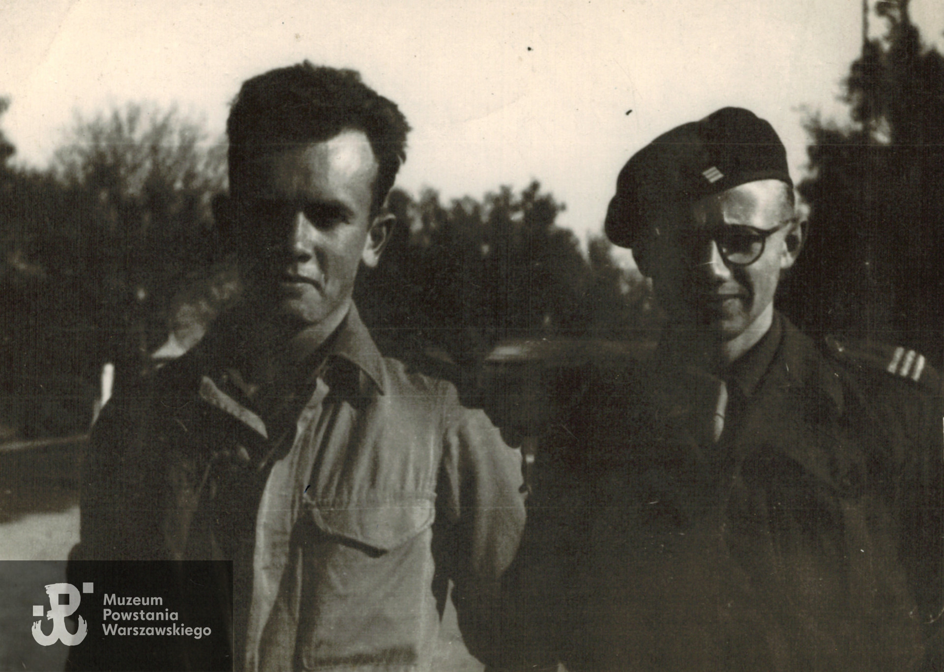 Fotografia wykonana po wyzwoleniu z obozu jenieckiego, między 1945 - 1946 rokiem, w okresie służby w 2. Korpusie Polskim Polskich Sił Zbrojnych na Zachodzie. Od lewej: przyjaciel Stefana Zdzisław Szeliski ps. Zdziś i Stefan Medwadowski "Poraj". Fot. ze zbiorów rodzinnych, skan udostępniła p. Anna Jedynak, siostrzenica Powstańca