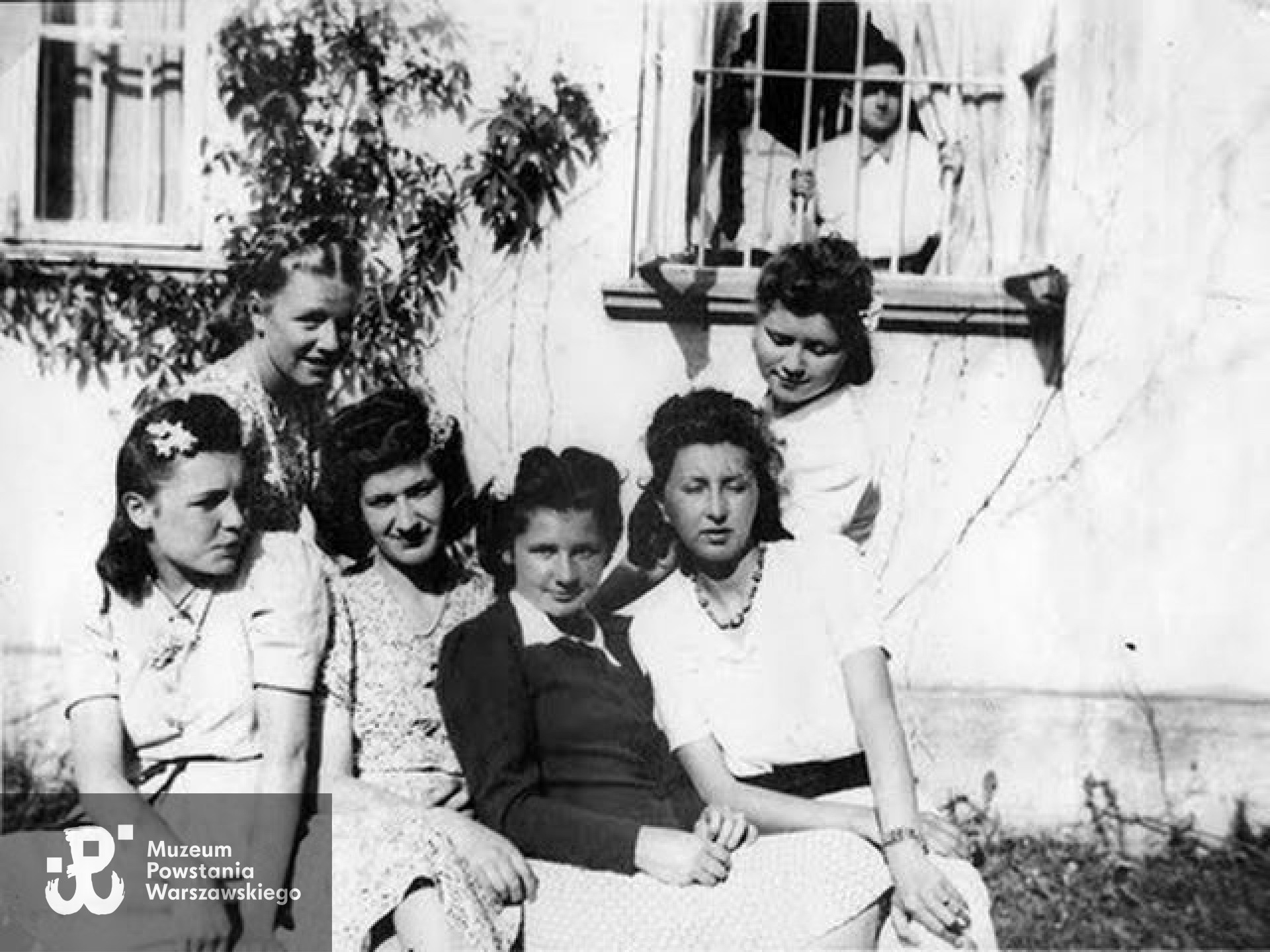 Maj w Księżowoli - imieniny Anieli Górskiej. Wanda Bobrowska siedzi pośrodku w ciemnym sweterku. Ze zbiorów Anny Leskiewicz / Archiwum 2. HBAP "Żbik"