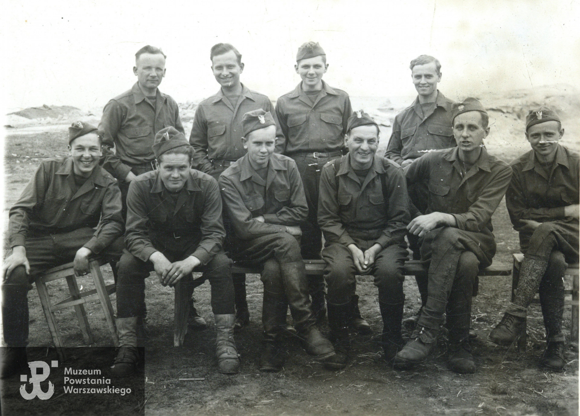 Żołnierze z Polskiego Ośrodka Wojskowego w Bad Harzburg na terenie byłego obozu w Harlingerode, kwiecień 1945 roku. Stoją od lewej: Feliks Kukulski "Feliks", Ryszard Rosmański "Ryszard",  Michał Horoszewicz „Michał” i Zdzisław Krzyżanowski "Żbik”. Przed nimi siedzą (od lewej): Henryk Kazimierz Pieńkowski „Kazik”, Maciej Czerski "Kot", Zdzisław Ludwik Szeliski "Zdziś”, Henryk Durski,  Zygmunt Raczyński „Zygmuś" i Stefan Medwadowski ps. Poraj [w opisie do zdjęcia jako S. Medwadowski „Medor”]. Fotografia pochodzi ze spuścizny po Zygmuncie Janie Raczyńskim ps. Zygmuś, zbiory rodzinne p. Jerzego Raczyńskiego, syna Powstańca.