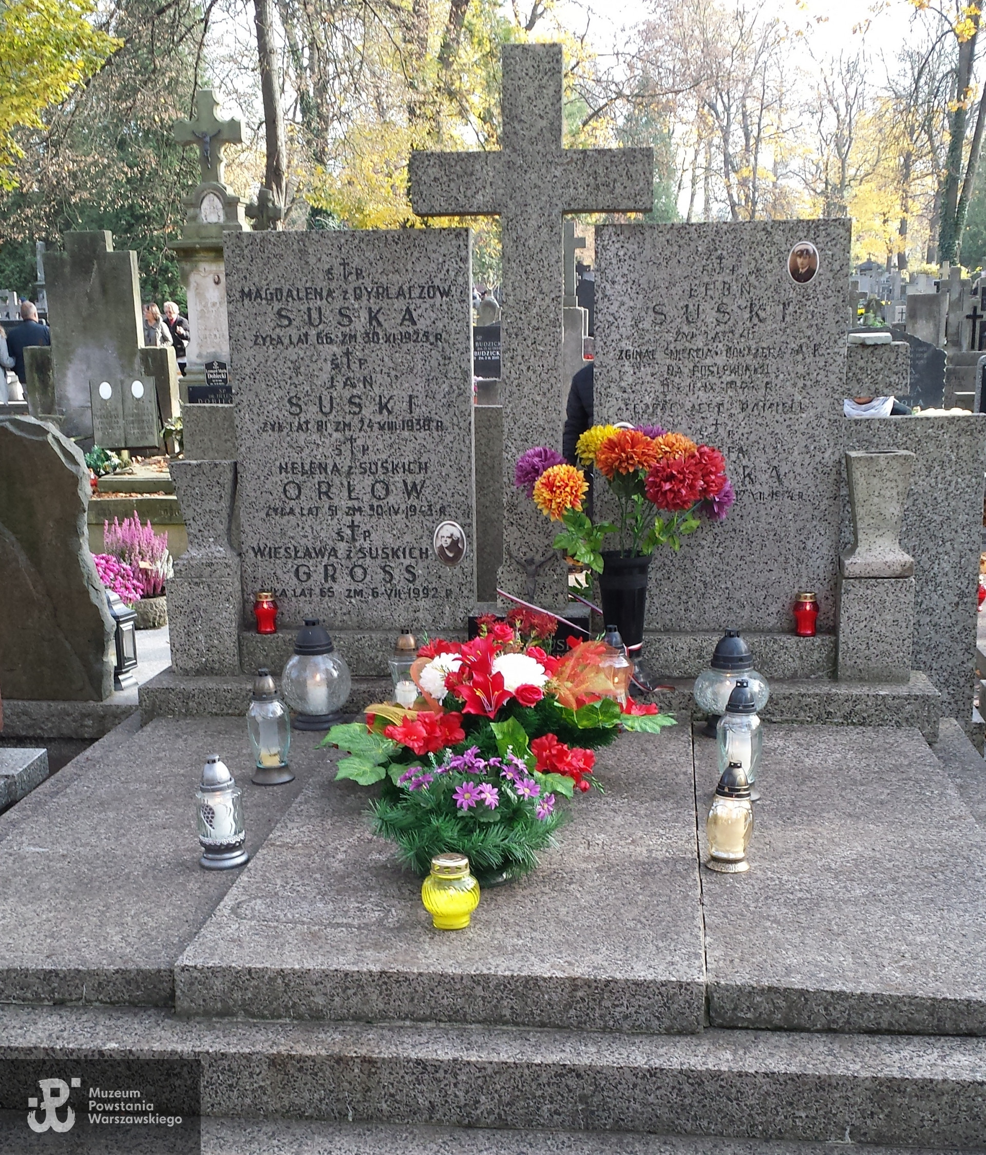 Cmentarz Bródnowski w Warszawie, Al.  21-B,  rząd 2,  miejsce 4 -5