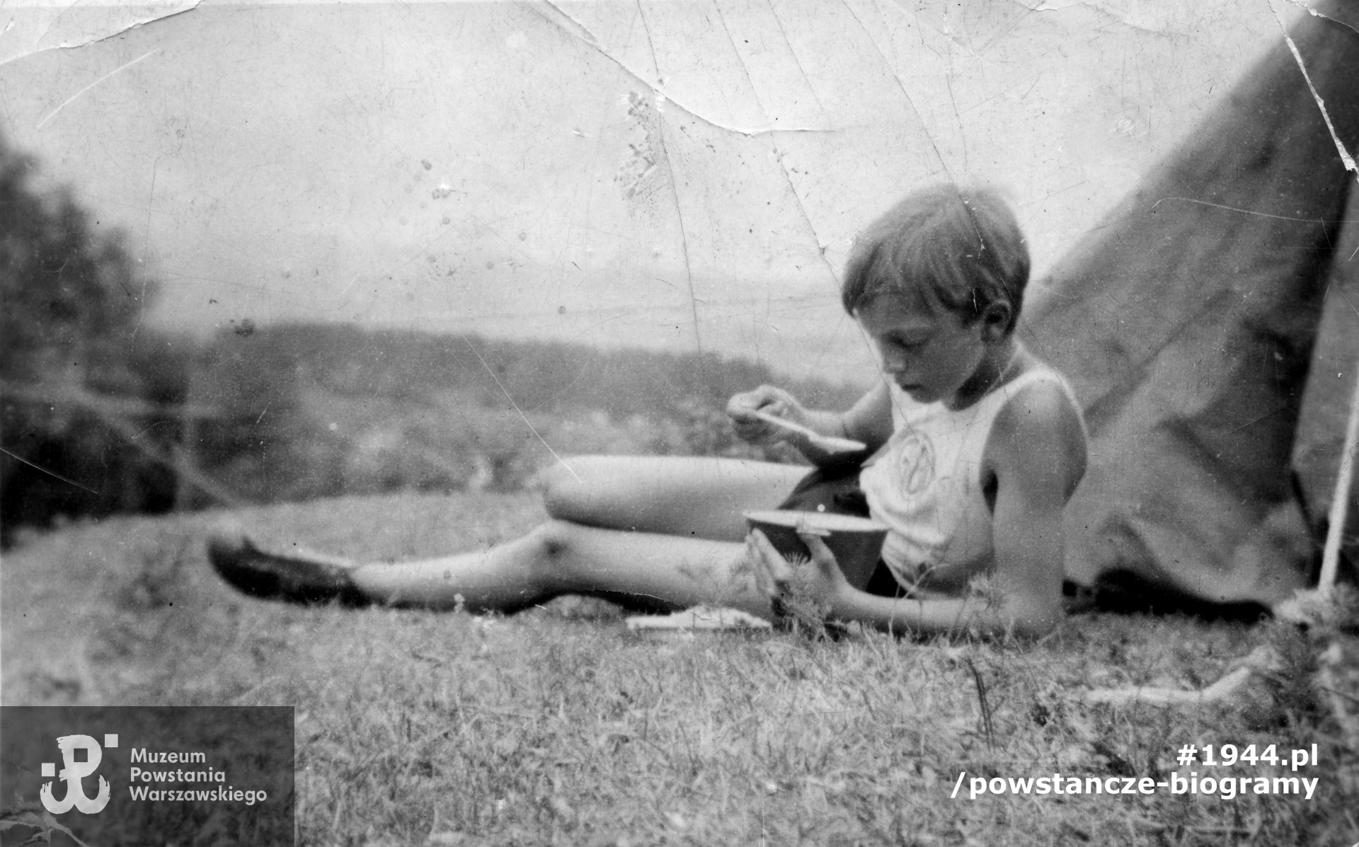  Wronczyn Wielkopolski, 1 czerwca 1931. Ośmioletni Edward Tomiak na obozie harcerskim. Ze zbiorów Muzeum Powstania Warszawskiego, sygn. MPW-IP/4945/7