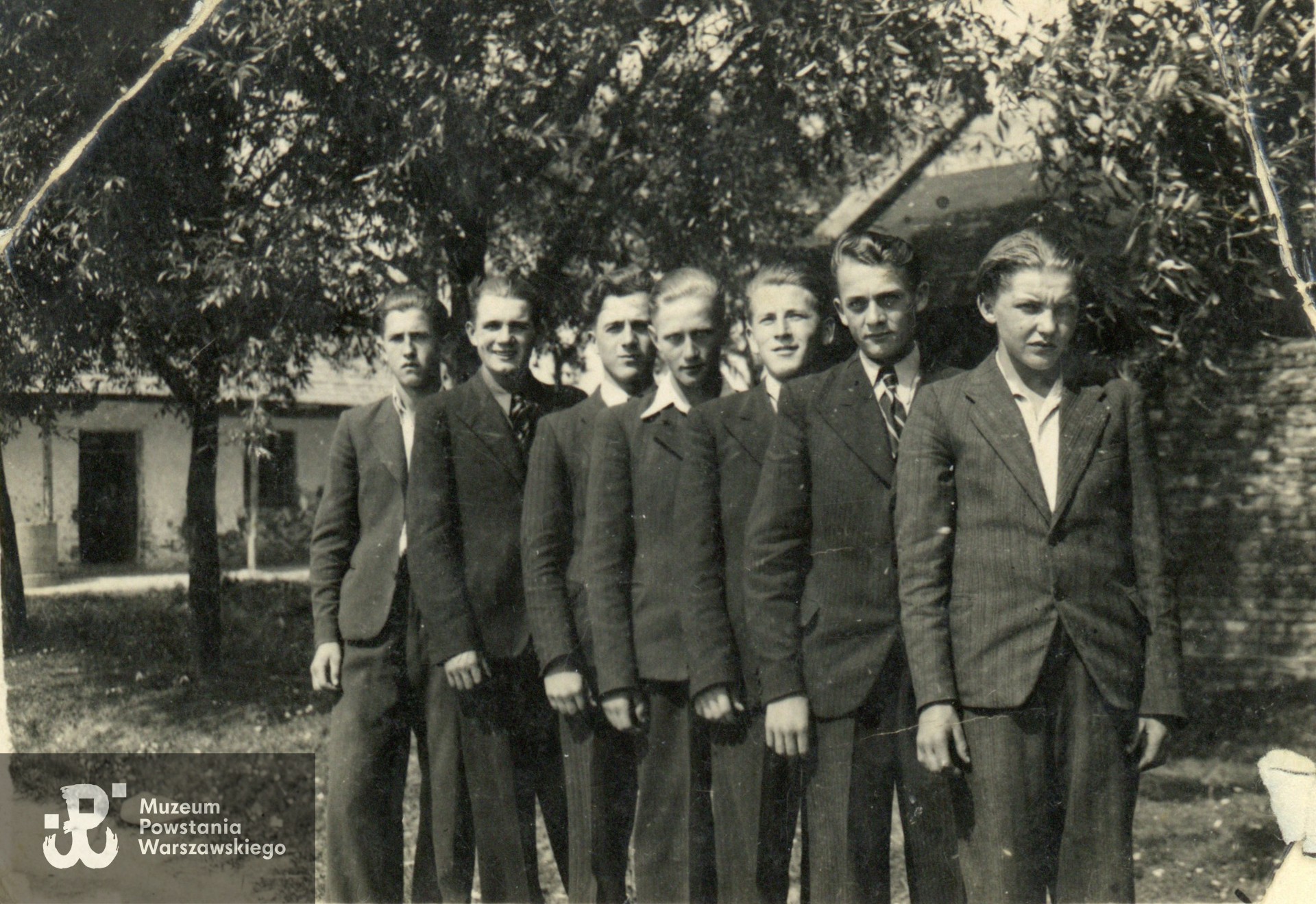 Fotografia wykonana wiosną 1944 roku. Na zdjęciu  widoczni m. in. Gadomski (NN, być może Stefan Gadomski ps. Sorek), Wacław Węcławiak „Kmicic” (drugi od lewej), Tadeusz Kanabus „Nowy" (prawdopodobnie czwarty od lewej), Peterek (NN), Stanisław Sekuła ps. Śmiały i Bolesław Wiewióra ps. Samson (kolejność nieustalona). Fot. ze zbiorów p. Marianny Deczewskiej z domu Bączkowskiej ps. Wichura