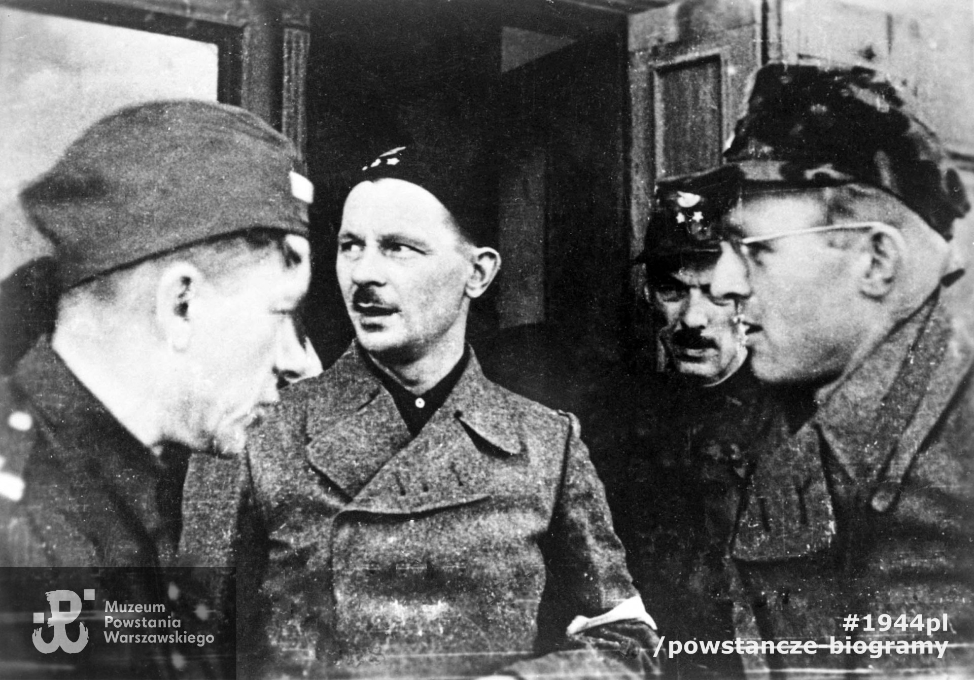 Fotografia z Powstania Warszawskiego. Wola. Sztab zgrupowania "Radosław" przy kwaterze w rejonie ulicy Dzielnej. Od lewej: ppłk Jan Mazurkiewicz "Radosław", szef łączności mjr Wacław Chojna "Horodyński" i por. Stanisław Wierzyński "Klara" (w okularach). Fot. ze zbiorów Muzeum Powstania Warszawskiego, sygn. MPW-IH/575