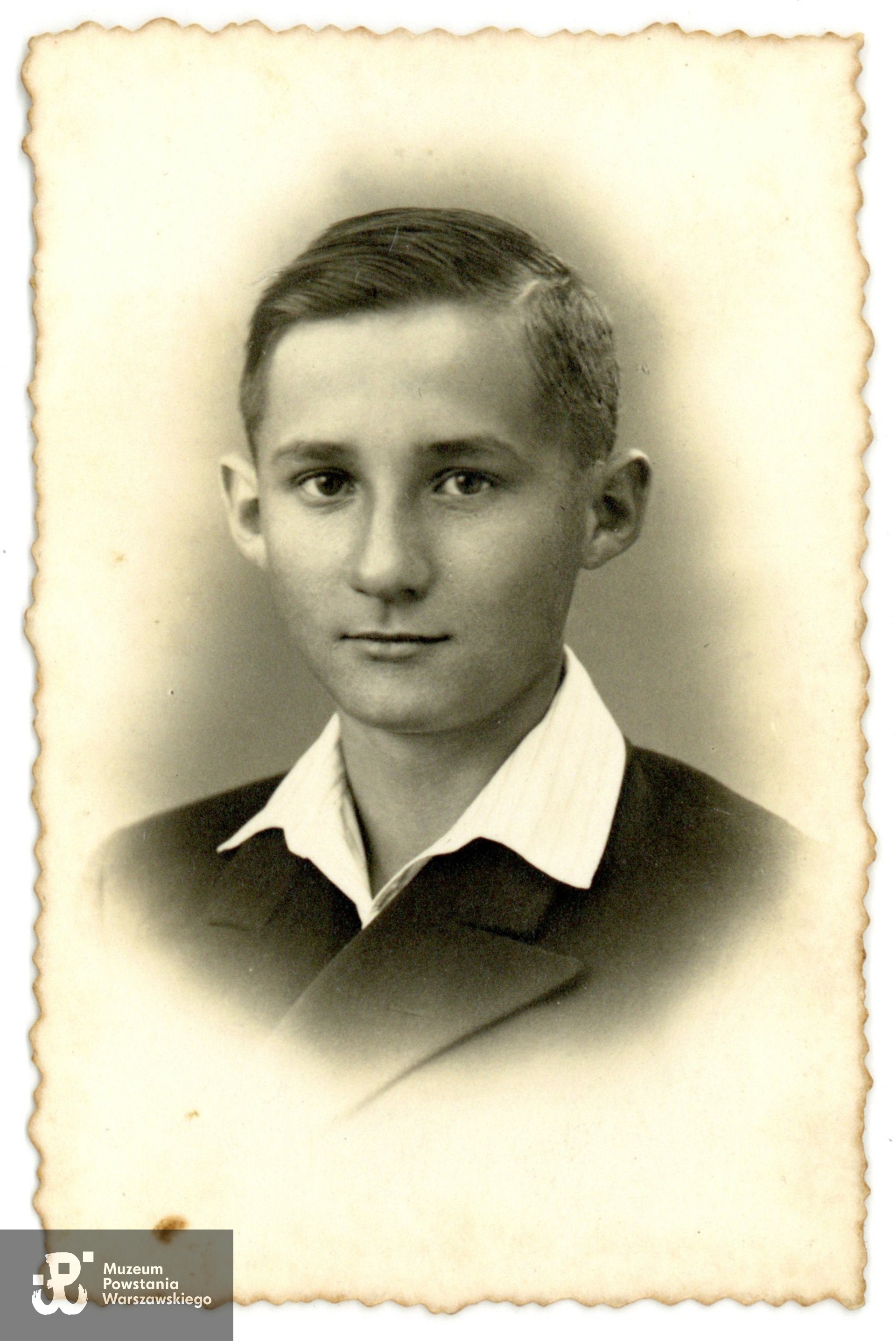 Ryszard Zalewski ps. Wojdak - zdjęcie z czasów gimnazjalnych. Ze zbiorów rodzinnych p. Ryszarda Zalewskiego. Skany wykonano w Muzeum Powstania Warszawskiego, 10/2025.