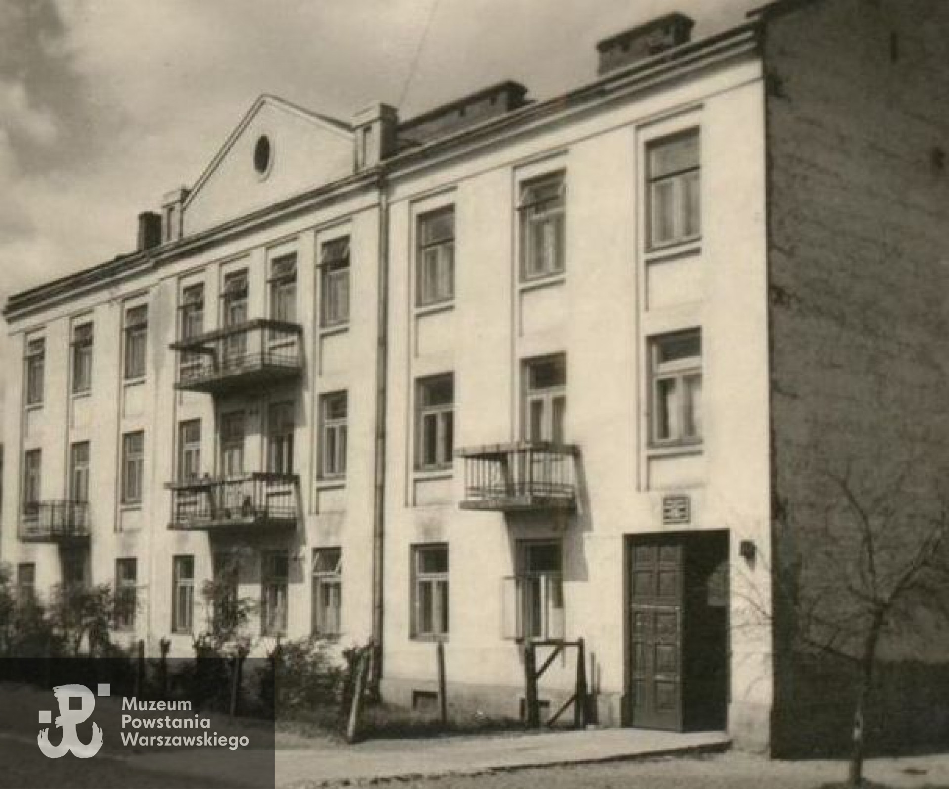 Źródło: Gazeta Powiatowa, artykuł: "Nasza Historia. Wojenne adresy Legionowa: Szkoła handlowa przy ul. Kopernika", 10.12.2020.