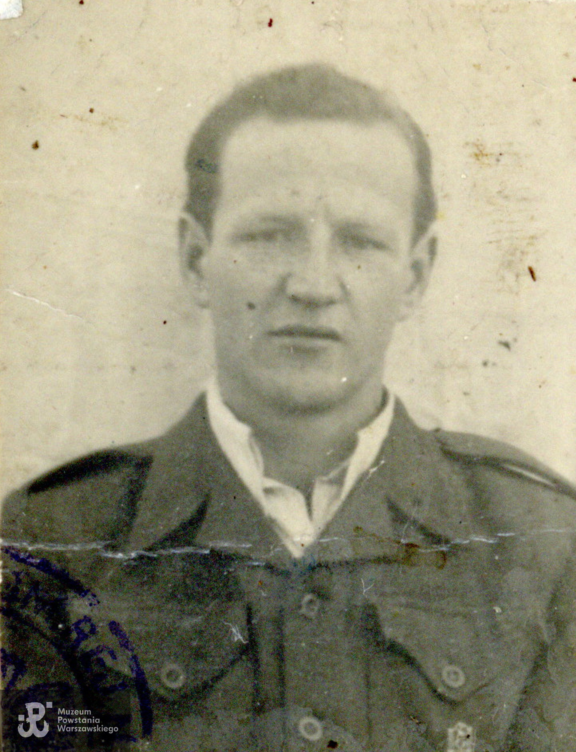 st. strz. Zdzisław Jan Powsiński "Pokrzywa" (1926-1985). Fot.  z dokumentów z 1945 roku. Ze zbiorów Muzeum Powstania Warszawskiego, sygn. P/9405/20