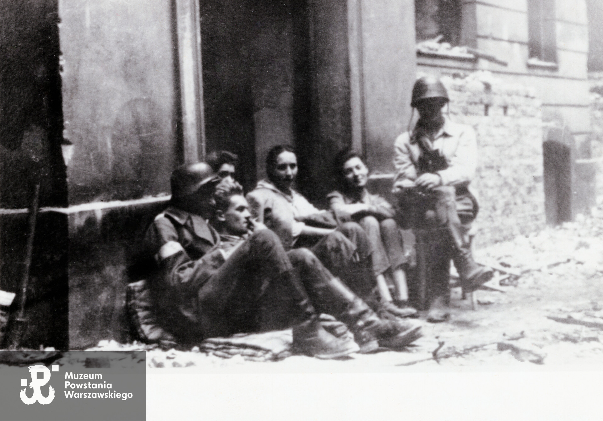 Fotografia z Powstania Warszawskiego, ul. Marszałkowska. Jadwiga Wróblewska siedzi druga z prawej strony. Fot. ze zbiorów rodzinnych, skan wykonano w Pokoju Kombatanta MPW, 2023