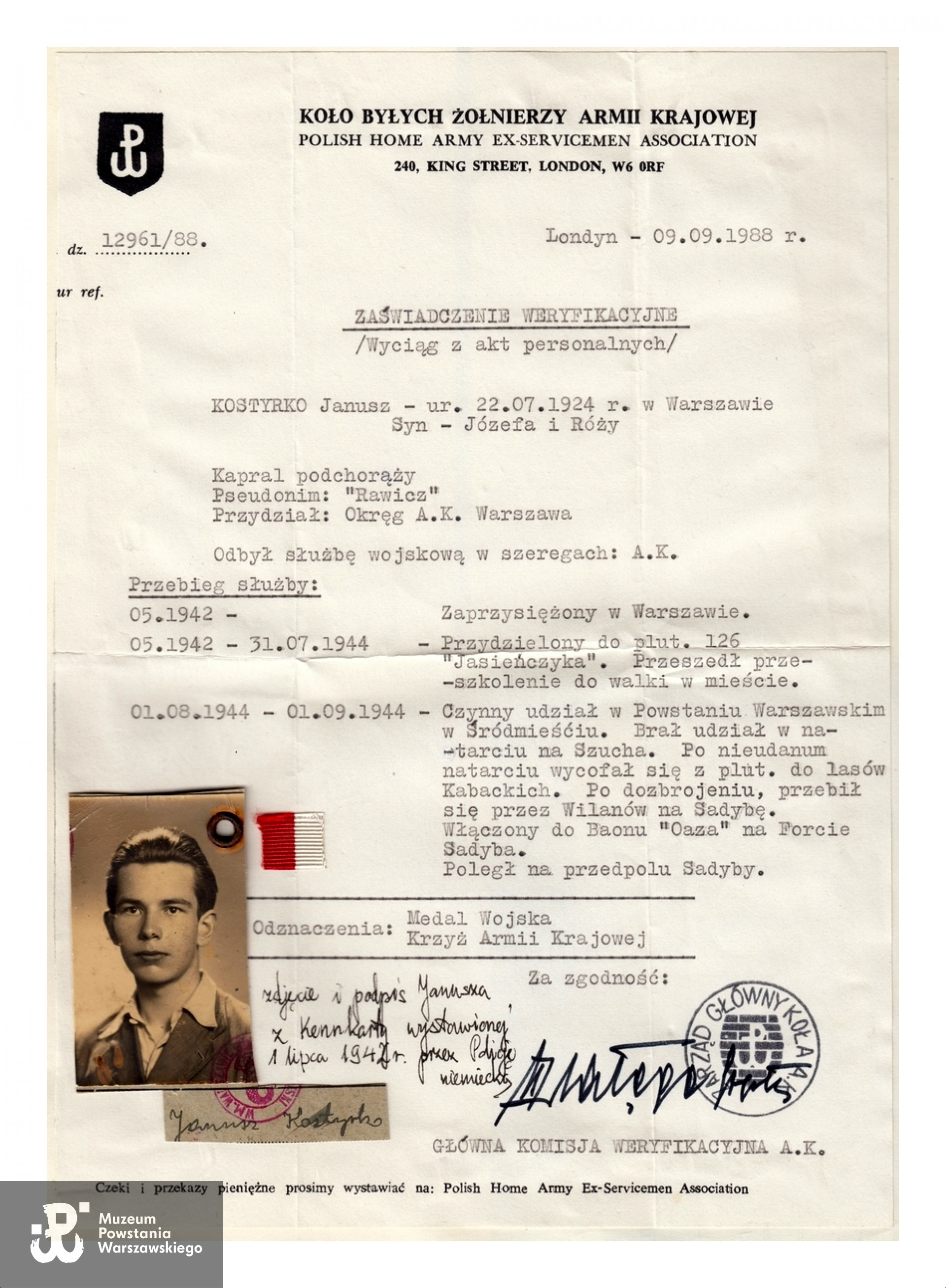 Zaświadczenie weryfikacyjne (wyciąg z akt personalnych) z dn. 09.09.1988 - Główna Komisja Weryfikacyjna AK w Londynie. Na dokumencie notatki rodzinne oraz dołączone zdjęcie Janusza z lat okupacji i wycięty z kennkarty (karty rozpoznawczej) podpis Janusza.  Archiwum rodzinne Andrzeja i Piotra Milewskich