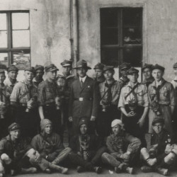 Kazimierz Grenda stoi w środku (jedyny w kapeluszu) -  1 Swarzędzka Drużyna Harcerzy, zdjęcie z 1931