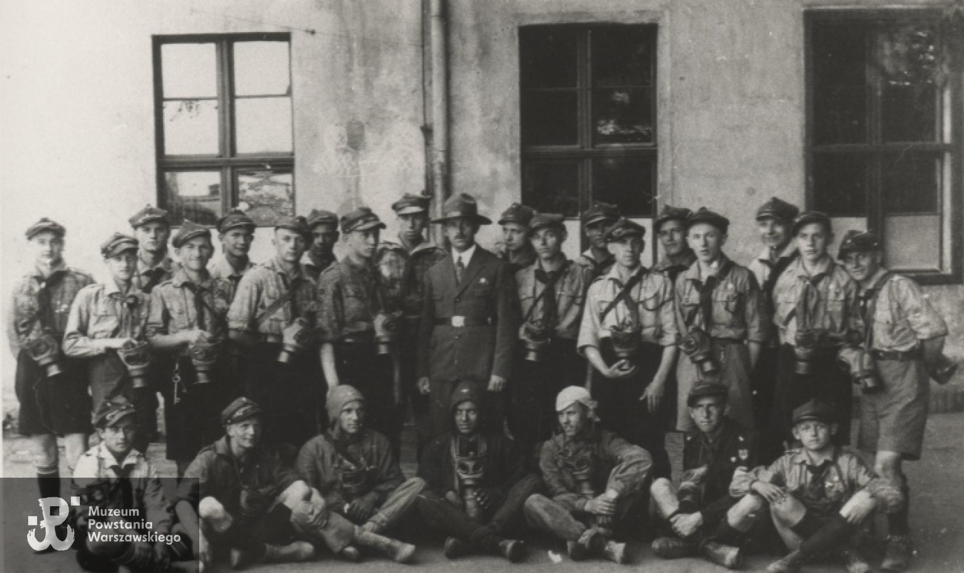Kazimierz Grenda stoi w środku (jedyny w kapeluszu) -  1 Swarzędzka Drużyna Harcerzy, zdjęcie z 1931