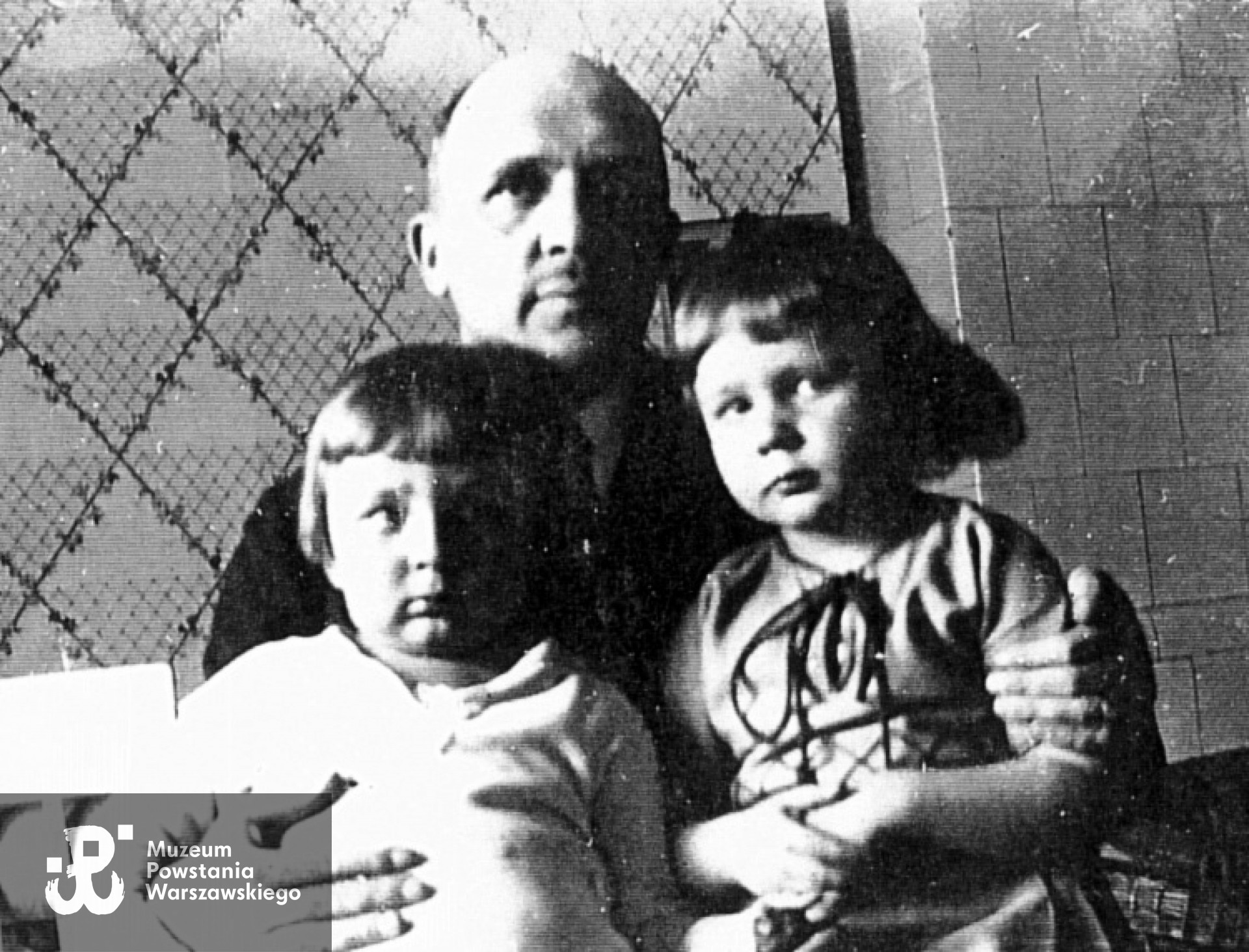 Władysław Psarski z dziećmi. Kościan, początek lat 30-tych. Zbiory Marii Chełkowskiej z Psarskich.