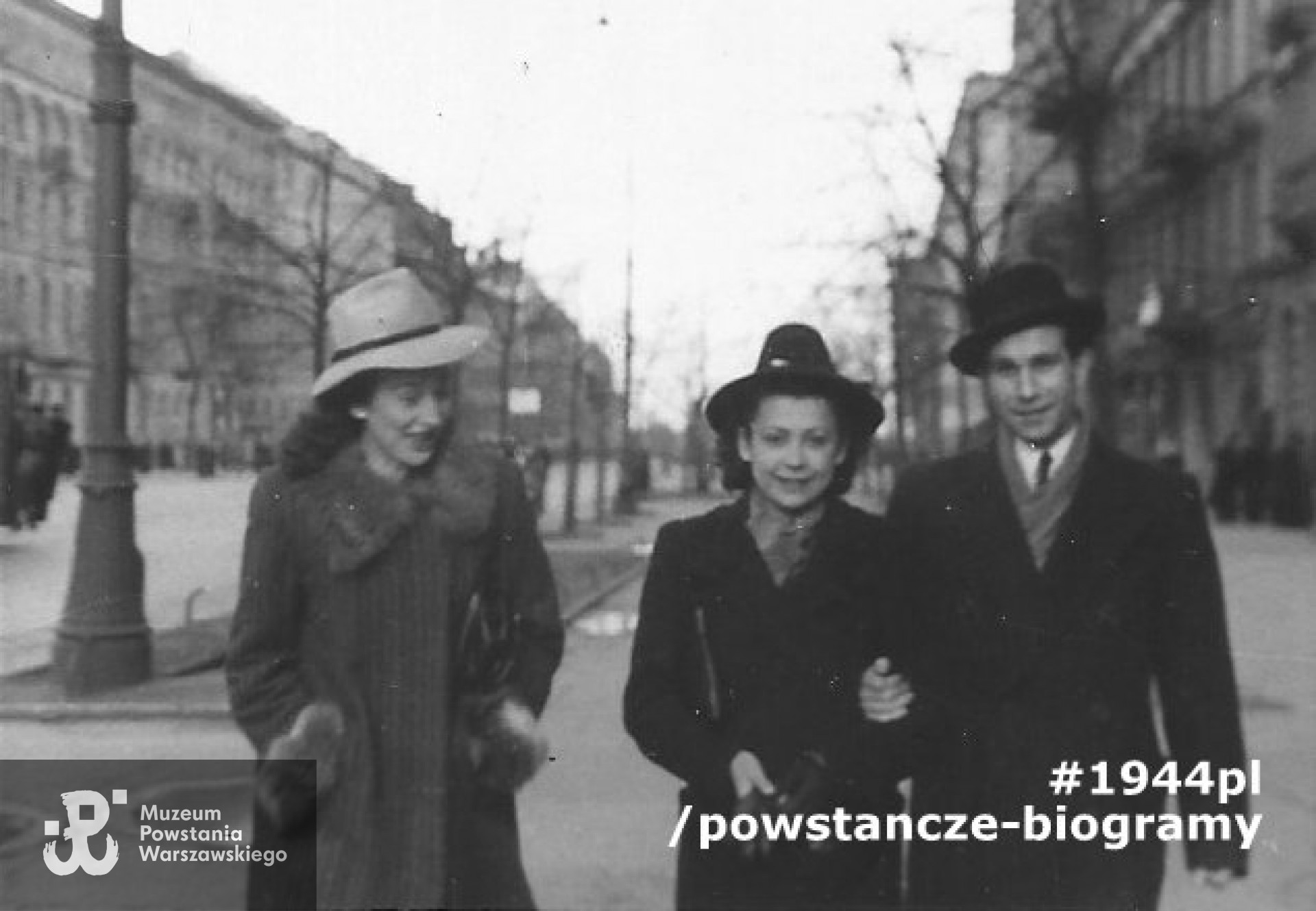 Fotografia ze zbiorów rodzinnych, ul. Krakowskie Przedmieście na wysokości  Bramy Głównej Uniwersytetu Warszawskiego, widok w kierunku ul. Królewskiej i Placu Zamkowego. Widoczni od lewej: Wanda Matuszak - uczestniczka powstania, zginęła wg relacji brata Edwina w czasie walk przy Poczcie Głównej, obok żona Edwina -  Jadwiga,  po prawej Edwin Matuszak, prawdopodobnie ps. "Czarny". Skan udostępnił p. Józef Matuszak.