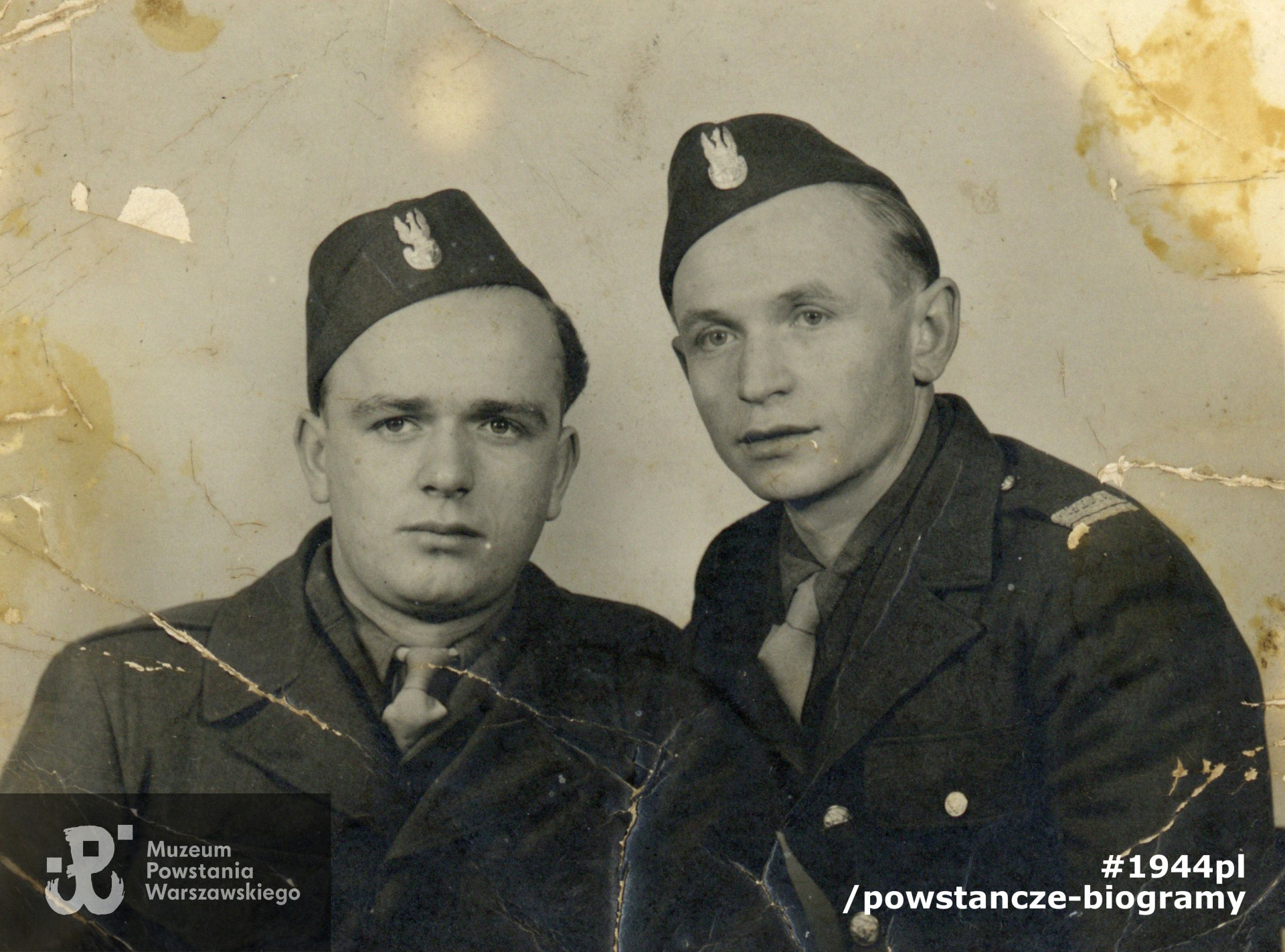 Fotografia powojenna, wykonana po wyzwoleniu z obozu jenieckiego, lata 1945-1946. Strz. Bernard Wiktor Plichta "Benito" na zdjęciu po lewej. Tożsamość żołnierza z prawej obecnie nieustalona. Fot. ze zbiorów rodzinnych, udostępnili p. Andrzej i p.  Piotr  Plichta, synowie Powstańca. Skan wykonano w Muzeum Powstania Warszawskiego w październiku 2021 r. 