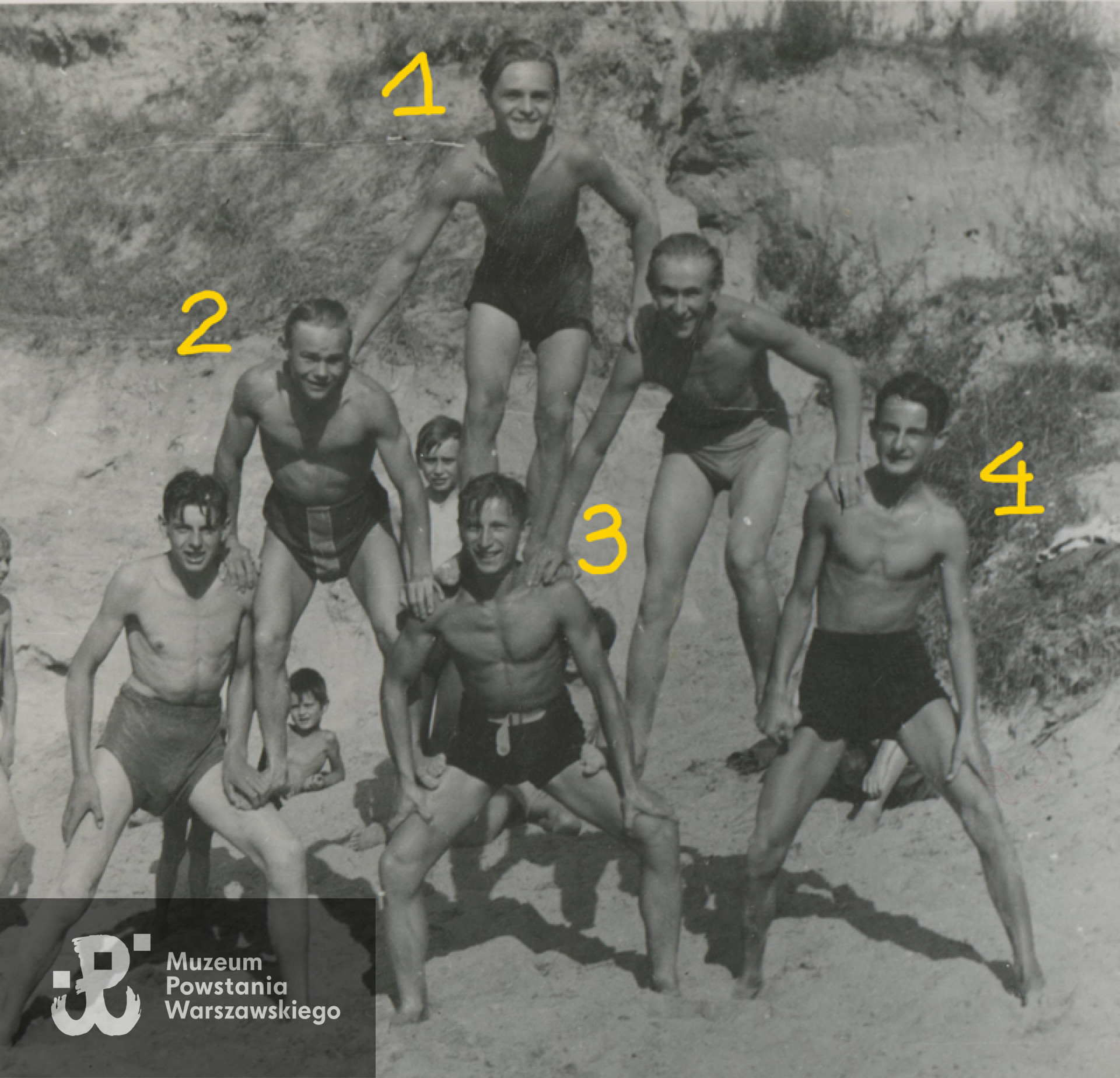 Powiększony fragment zdjęcia wraz z numeracją:   1. Janusz Tyczyński, 2. Zbigniew Chmielewski (dostał się do niewoli po bitwie pod Jaktorowem, wyemigrował do Australii), 3. Lech Sedlaczek, 4. Wojciech (?) Kniewski (zginął zastrzelony przez żandarma na stacji w Błoniu). Fot. z archiwum rodzinnego p. Lecha Sedlaczka ps. Hak