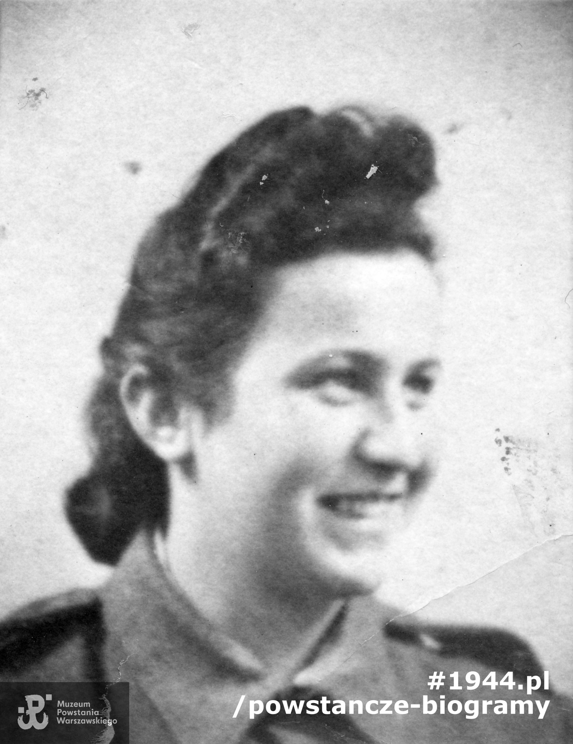 Barbara Drozdowicz-Jędrzejewska ps. "Baś-Miś". Zdjęcie portretowe, źr. ewidencja żołnierzy 21. Warszawskiego Pułku Piechoty im. Dzieci Warszawy: "plut. Barbara Drozdowicz-Jędrzejewska "Baś-Miś", obwód  Żywiciel zgrupowanie Żaglowiec, pluton 202, służba sanitarna szpital nr 104 - 104a". Fot. ze zbiorów Muzeum Powstania Warszawskiego, sygn. MPW-IP/5504