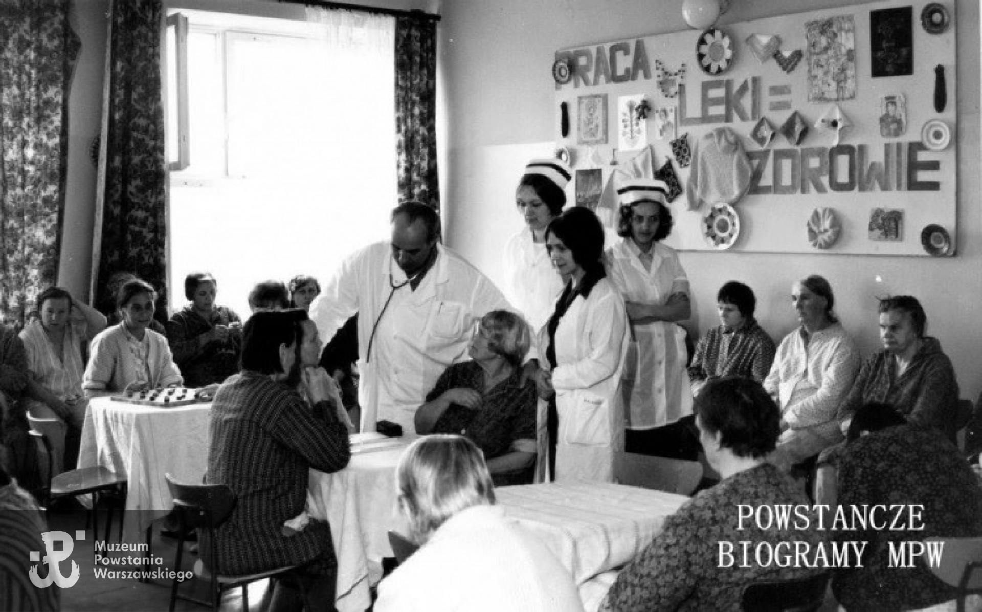 W pracy, wśród ludzi, z grupą młodych pracowników służby zdrowia. Szpital w Morawicy. Fot. z archiwum rodzinnego udostępnione przez p. Annę i Andrzeja Dąbrowskich.