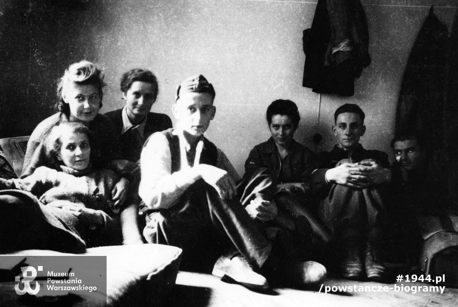Fotografia wykonana w okresie Powstania Warszawskiego, ok 25.IX.1944 roku. Na kwaterze przy ul. Brackiej - sanitariuszki i "ozdrowieńcy" (żołnierze AK, 3 kompanii Batalionu "Kiliński") - od lewej: "Warta" (Wanda Galińska), "Elżbieta" (Gabriela Elżbieta Mystek-Gradowska), "Lidia" (Barbara Szczepińska), od prawej: "Cis" (Jerzy Zenowicz), "Błysk" (Tadeusz Luksic), "Krysia" (Krystyna Rogowska) i NN. Autorem zdjęcia jest Zbigniew Zowczak "Karo". Fot. Ze zbiorów Muzeum Powstania Warszawskiego, sygn. MPW-IP/2375