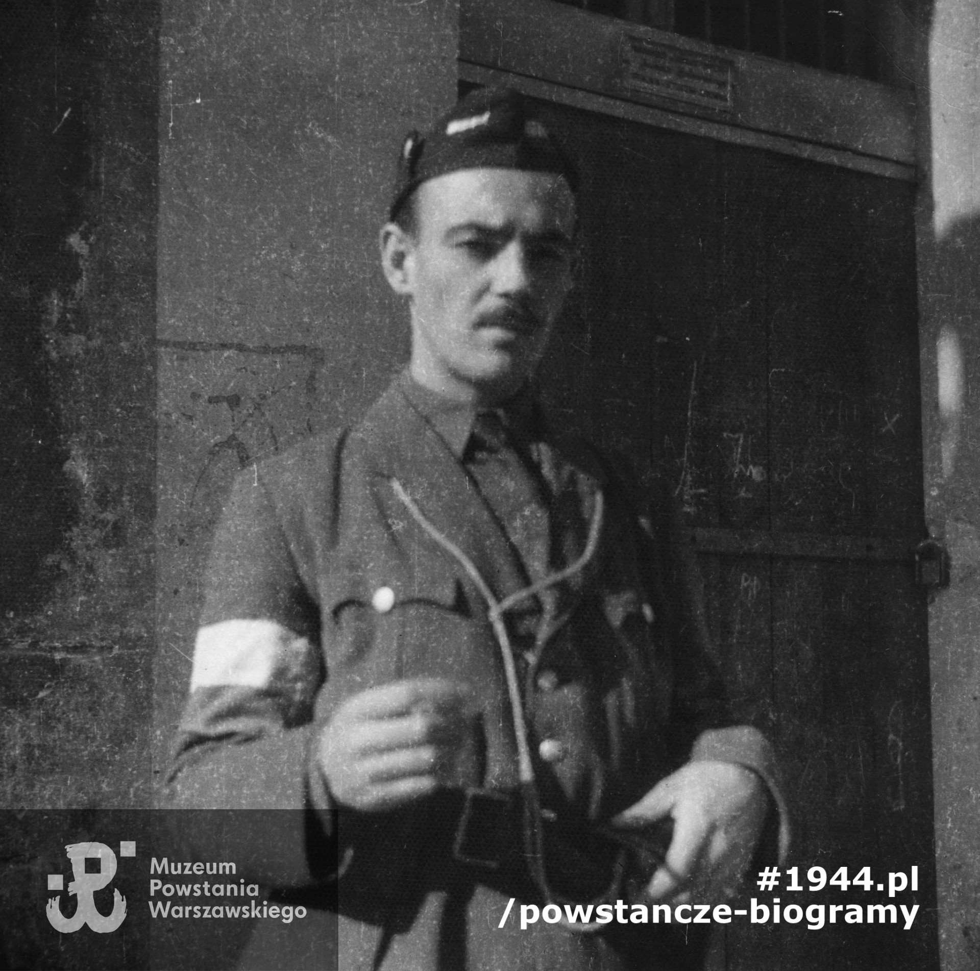 Powstanie Warszawskie, ok. 20 IX 1944 roku, przy barykadzie na ul. Grzybowskiej. Żołnierz AK, 3 plutonu kompanii szturmowej Batalionu "Kiliński" - "Wojczan"-Wojciech Wyczański. Fot. ze zbiorów Muzeum Powstania Warszawskiego, MPW-IP/2392. Autorem zdjęcia jest Marek Peszke "Grey"