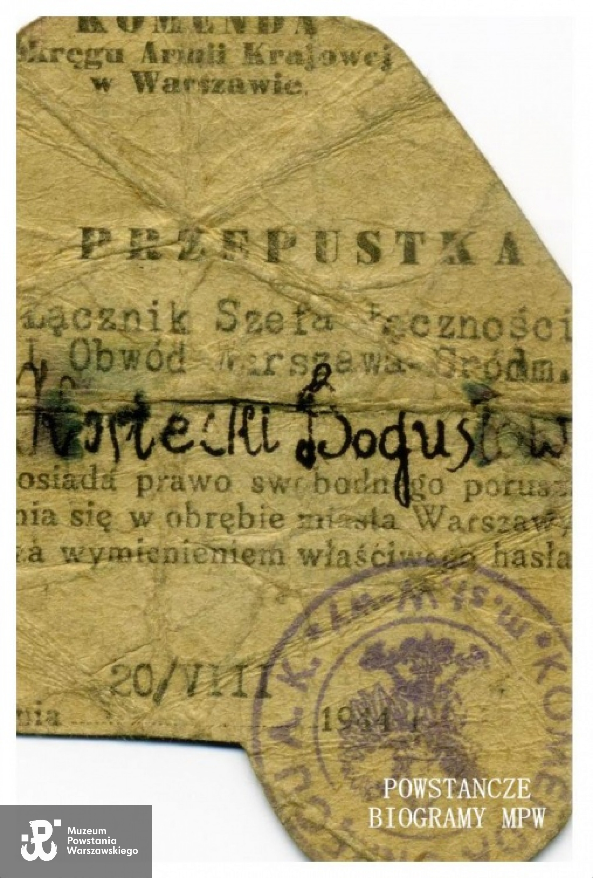 Przepustka wystawiona przez Komendę Okręgu AK w Warszawie dn. 20.08.1944 r. uprawniająca do swobodnego poruszania się w obrębie miasta. Z archiwum rodzinnego Konrada Kosteckiego.
