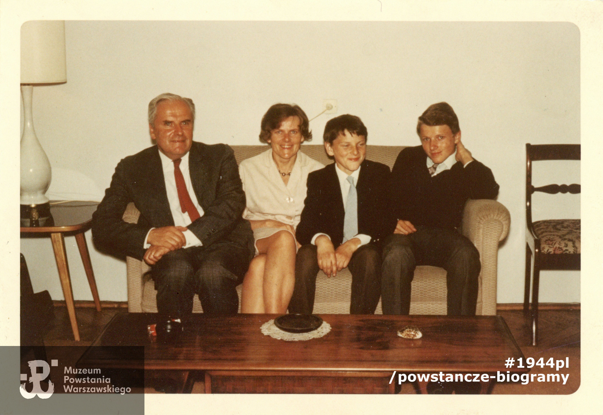 Alina z mężem Stanisławem i synami (Jan pierwszy z prawej, obok Piotr). Mieszkanie przy ul. Łowickiej 51, 1966 rok. Fot. ze zbiorów rodzinnych udostępnione przez p. Jana Polaczka, syna Aliny Polaczkowej z d. Rutkowskiej ps. Alina