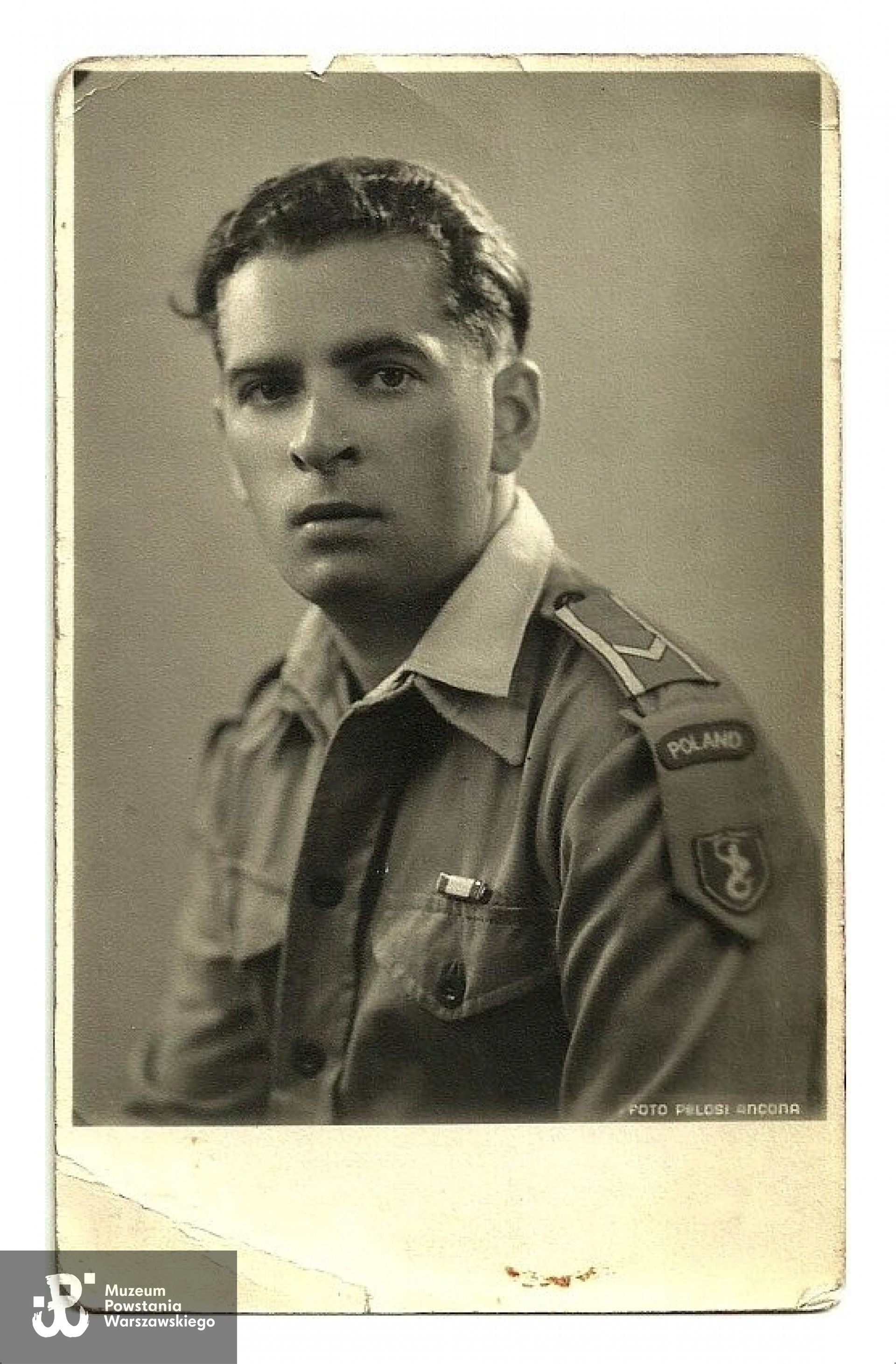 Zdjęcie w mundurze letnim wykonane w zakładzie fotograficznym PELOSI w Ankonie w czerwcu 1946 roku i podpisane "Włochy - czerwiec 1946". Skan udostępnił p. Piotr Myśliński