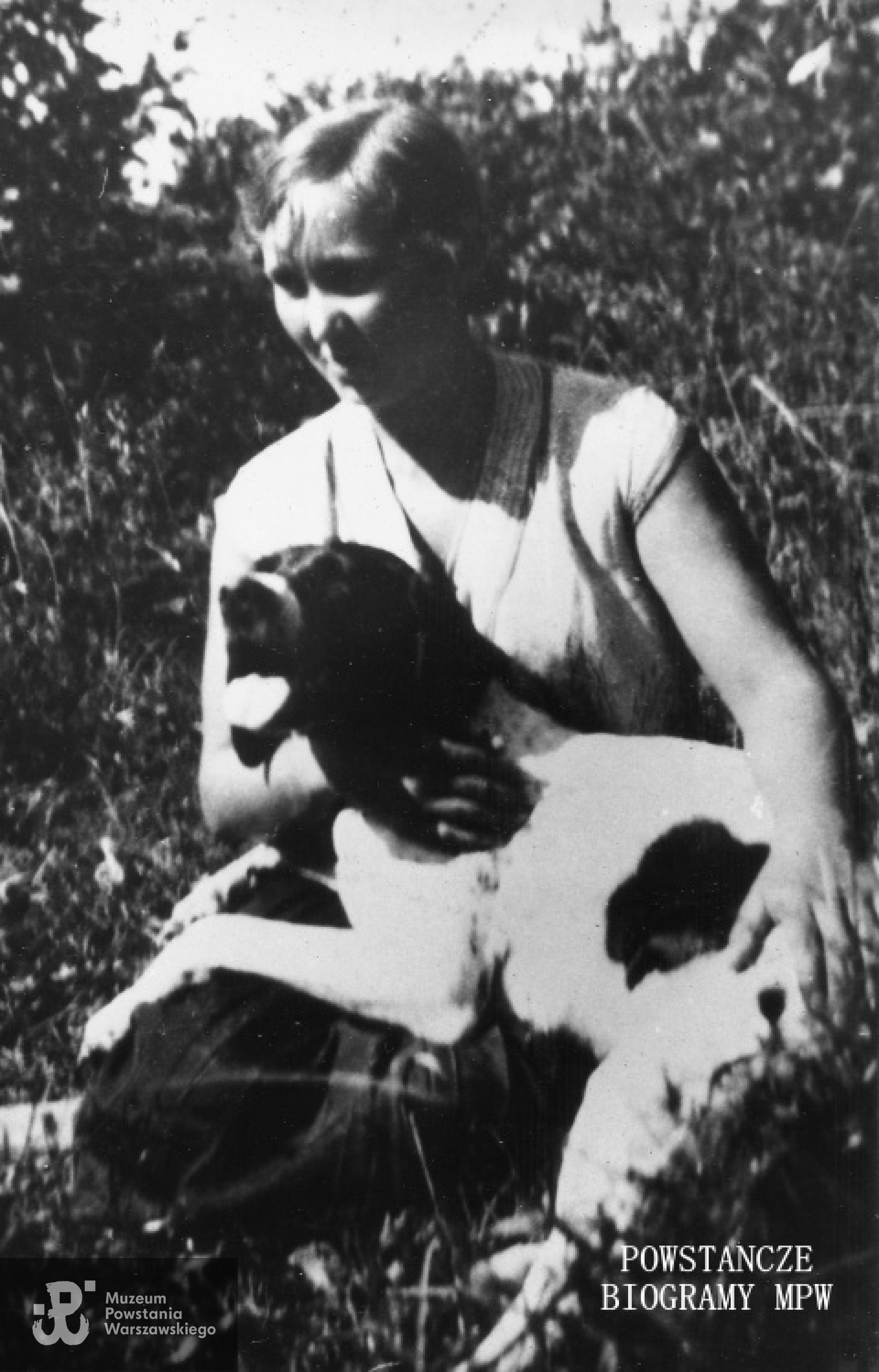 Irena Cholewińska ps. "Uta" (1910-1944), na zdjęciu z psem. Fot. przekazana przez p. Jacka Szumańskiego