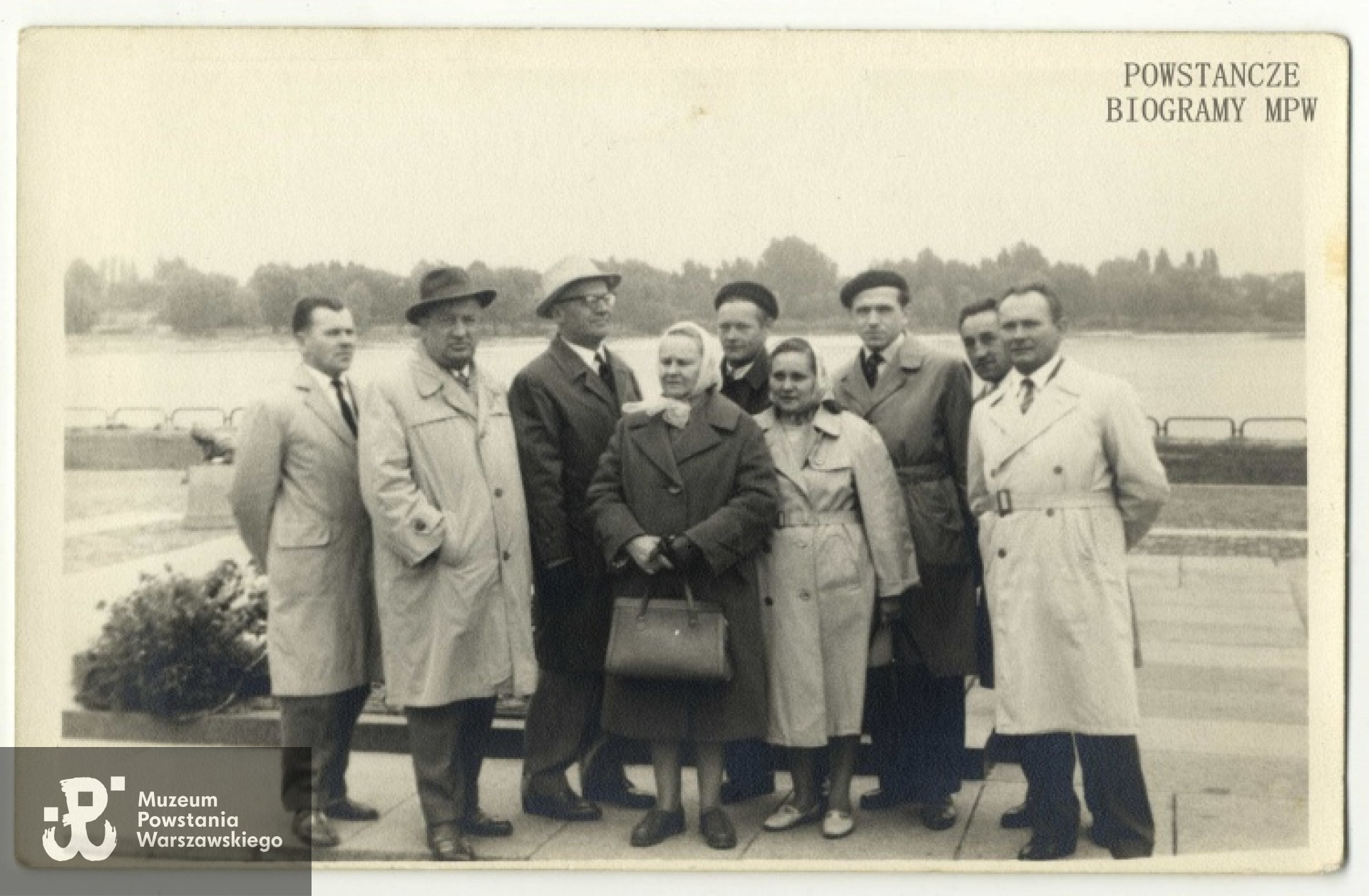 Spotkanie rocznicowe żołnierzy plutonu 1140 - Czerniaków, najprawdopodobniej lata 60-te. Stoją od lewej: Zbigniew Grabowicz ps. "Mak", obok szef służby sanitarnej plutonu "Zubr" (NN), Bronisław Smoleński "Surma", z tyłu w ciemnym berecie Tadeusz Bajszczak "Mewa", Wacław Wagner "Furman". Przed nimi w jasnym płaszczu Genowefa Święk "Gienia". Stanisław Grzeliński "Rybka" stoi pierwszy z prawej. Z archiwum Stanisława Grzelińskiego.