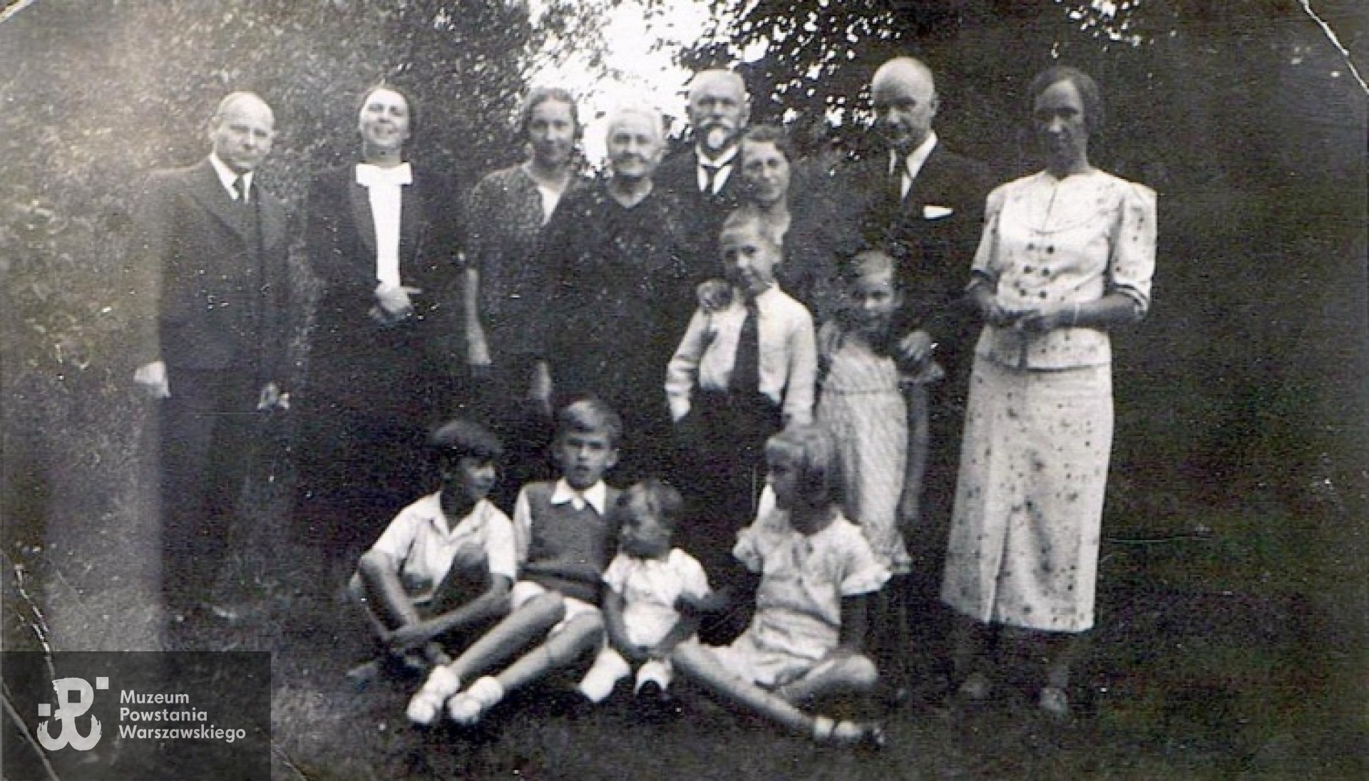 Fotografia rodzinna, 1935 rok. Zbigniew w krawacie, z tyłu za nim mama. Fot. archiwum rodzinne / „Myśmy byli Armią…” Jan Wawszczyk