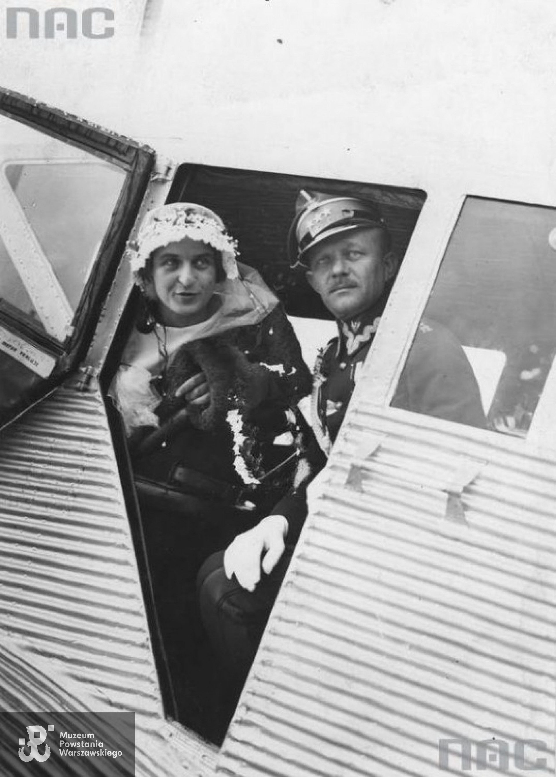 Kpt. Adam Remigiusz Grocholski z żoną Barbarą z domu Czetwertyńską, w samolocie, 1925 rok. Fot. ze zbiorów NAC  <i> [www.audiovis.nac.gov.pl] </i>