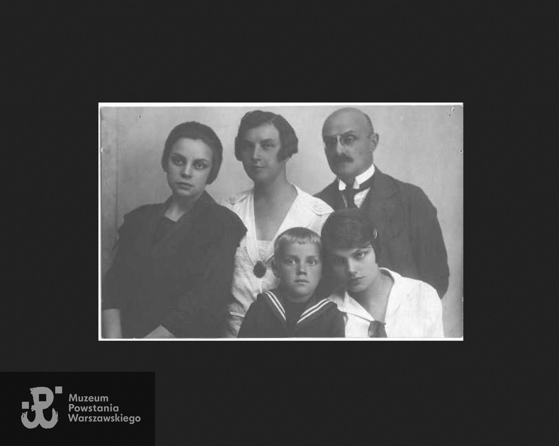 Edward Potempski z żoną i dziećmi. Archiwum rodzinne, źródło: https://www.potempski.com/Stanislaw/stanislaw.htm#end