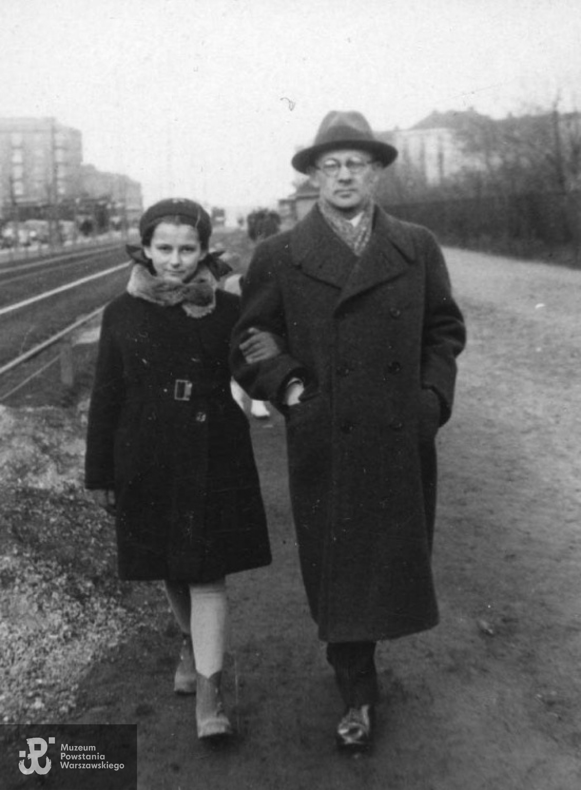 Wanda na spacerze z ojcem Stanisławem, Warszawa -  Żoliborz, ok. 1938 r. Fot. archiwum rodzinne 