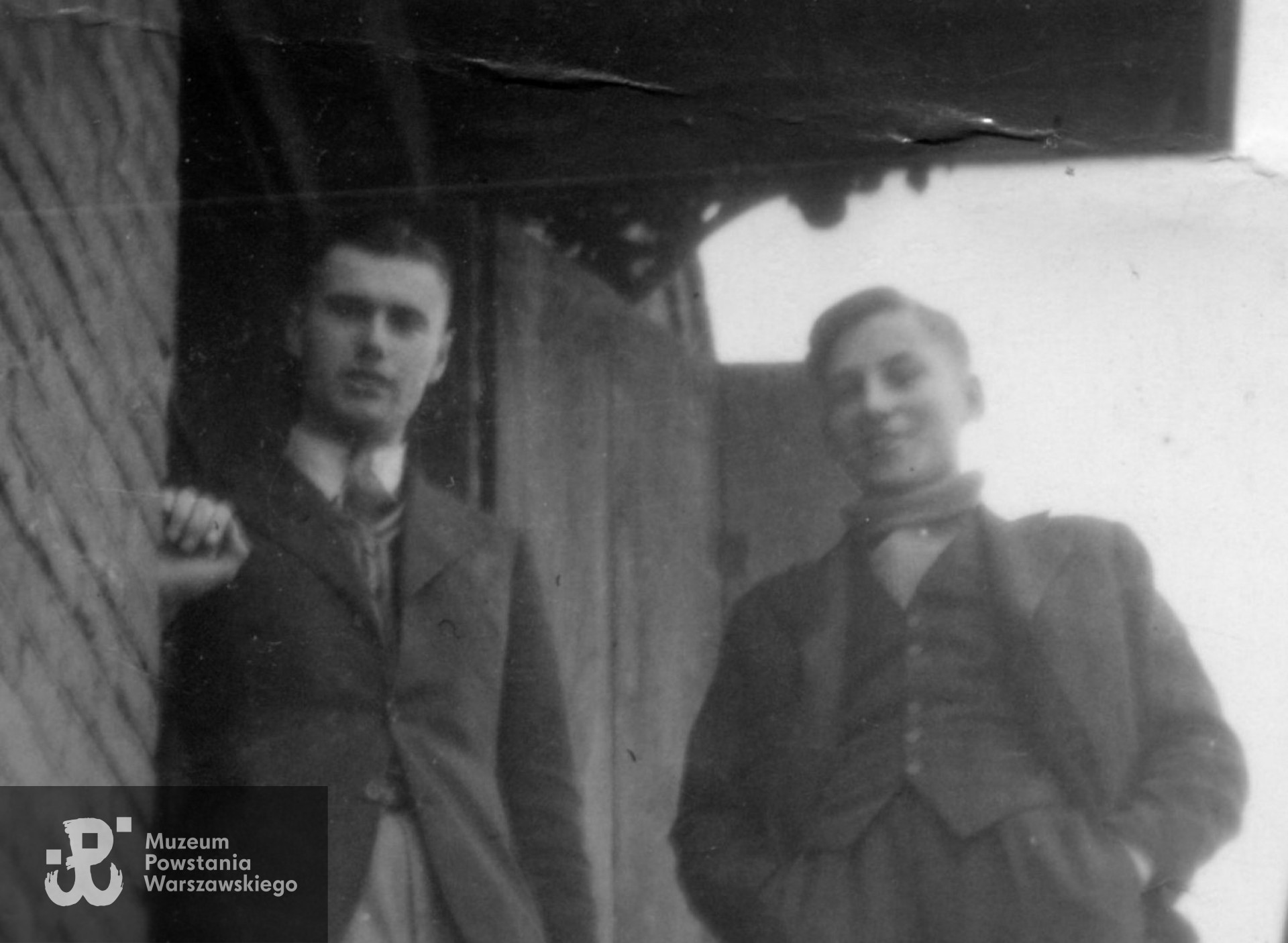  Ignacy Jaworowski "Seweryn" (z lewej) i Andrzej Przedpełski "Wrona" (po prawej) - powiększony fragment poprzedniego ujęcia. Zbiory prywatne  p.  Anny Przedpełskiej-Trzeciakowskiej, skany wykonano  w Pokoju  Kombatanta MPW (2015 r.) 