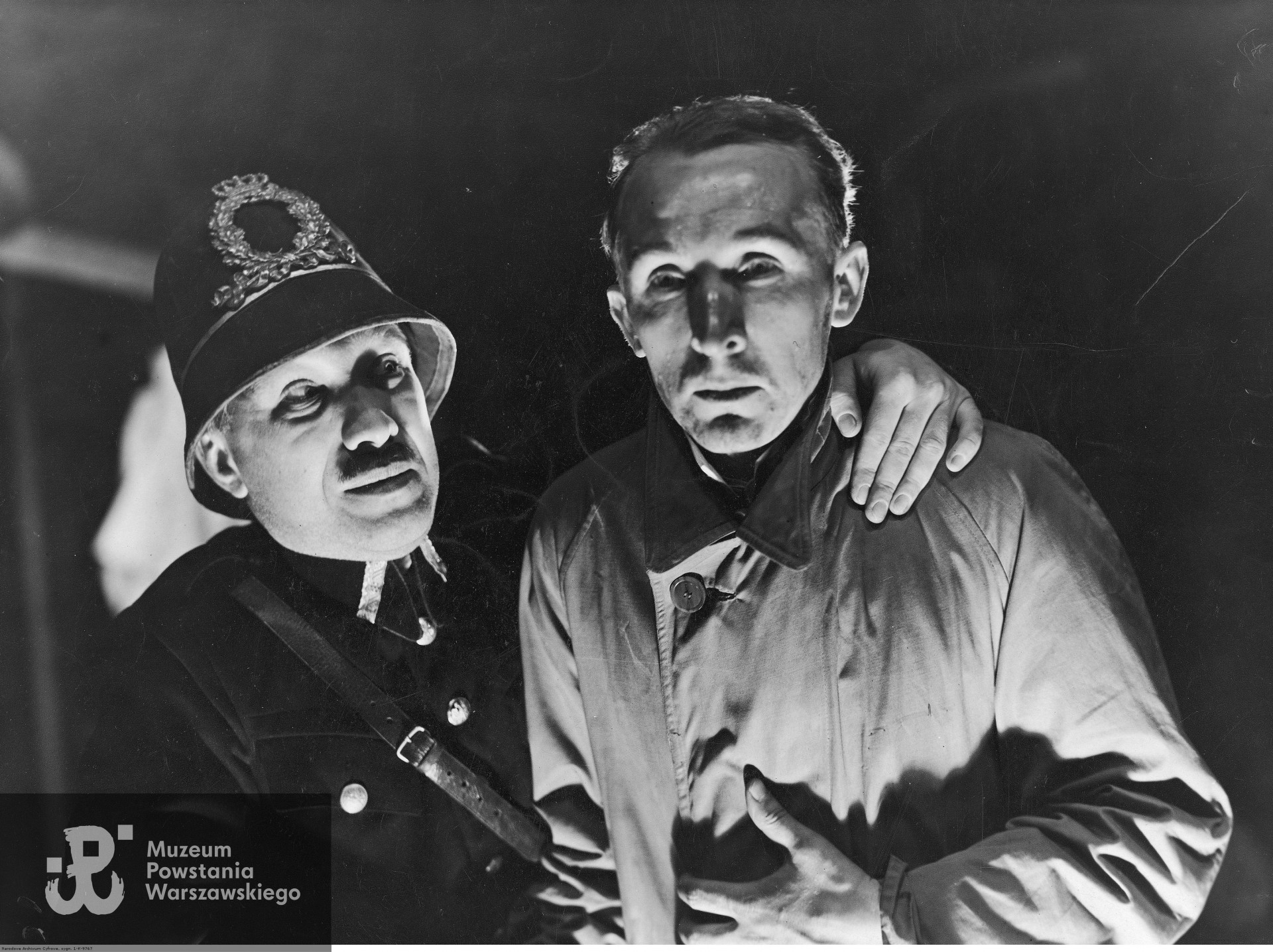 Przedstawienie "Ucieczka" w Teatrze Polskim w Katowicach, 1935 r.  Wiktor Arnoldt  (z lewej) i Stefan Czajkowski w jednej ze scen sztuki.Fot. ze zbiorów NAC, Koncern Ilustrowany Kurier Codzienny - Archiwum Ilustracji