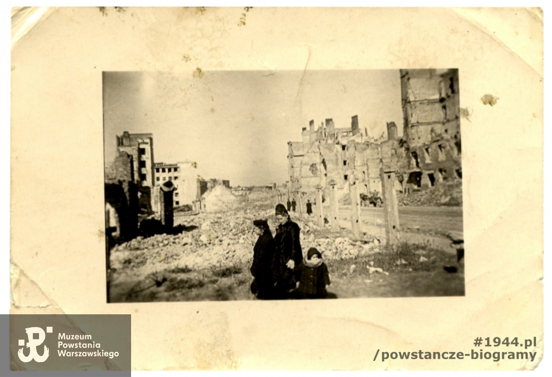 Fotografia powojenna, róg ulic Czerniakowskiej i Okrąg, gdzie znajdowały się groby powstańcze. Klęczy starsza córka Marcina Szczepaniak - Janina. Siostra Marcina Szczepaniaka Anna stoi za Janiną i trzyma za rękę Elżbietę (obecnie Stenzel), młodszą córkę Marcina Szczepaniaka. Fot. z archiwum rodzinnego p. Elżbiety Stenzel za pośrednictwem Pracowni Historycznej MPW