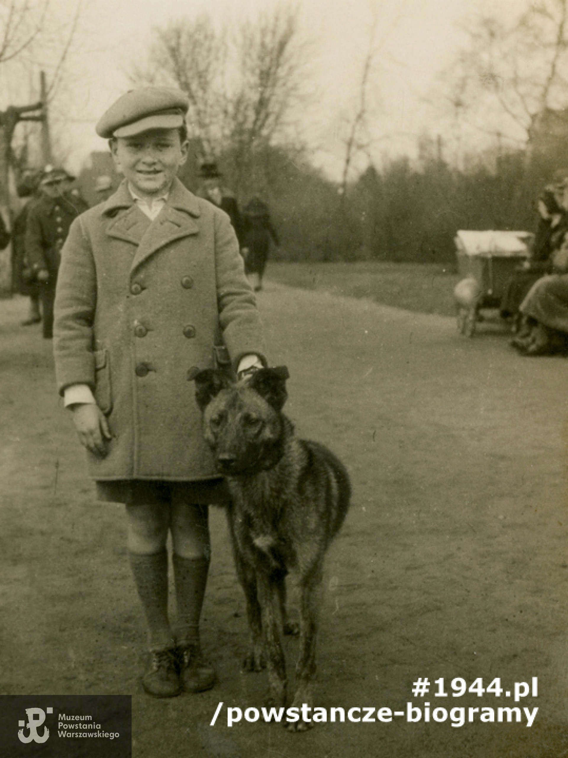 Staś z ukochanym owczarkiem Rexem w Parku Poniatowskiego w Łodzi. 1933 rok. Fot. ze zbiorów prywatnych Stanisława Aronsona