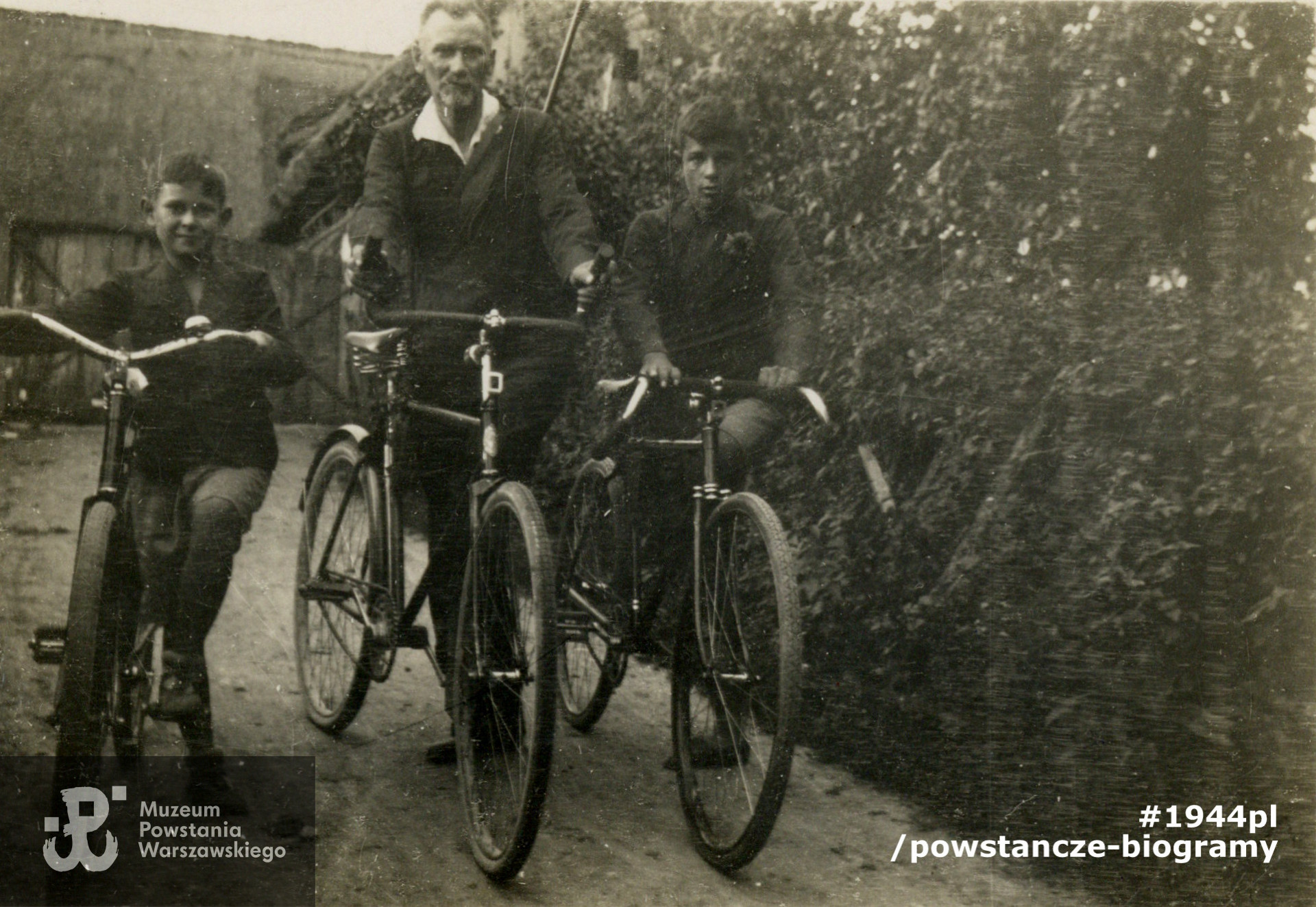 Lata 30-te: od lewej Lech Naumowski,  Leonard Nowakowski, Jerzy Naumowski. Fot. z archiwum rodzinnego  p. Lecha Naumowskiego