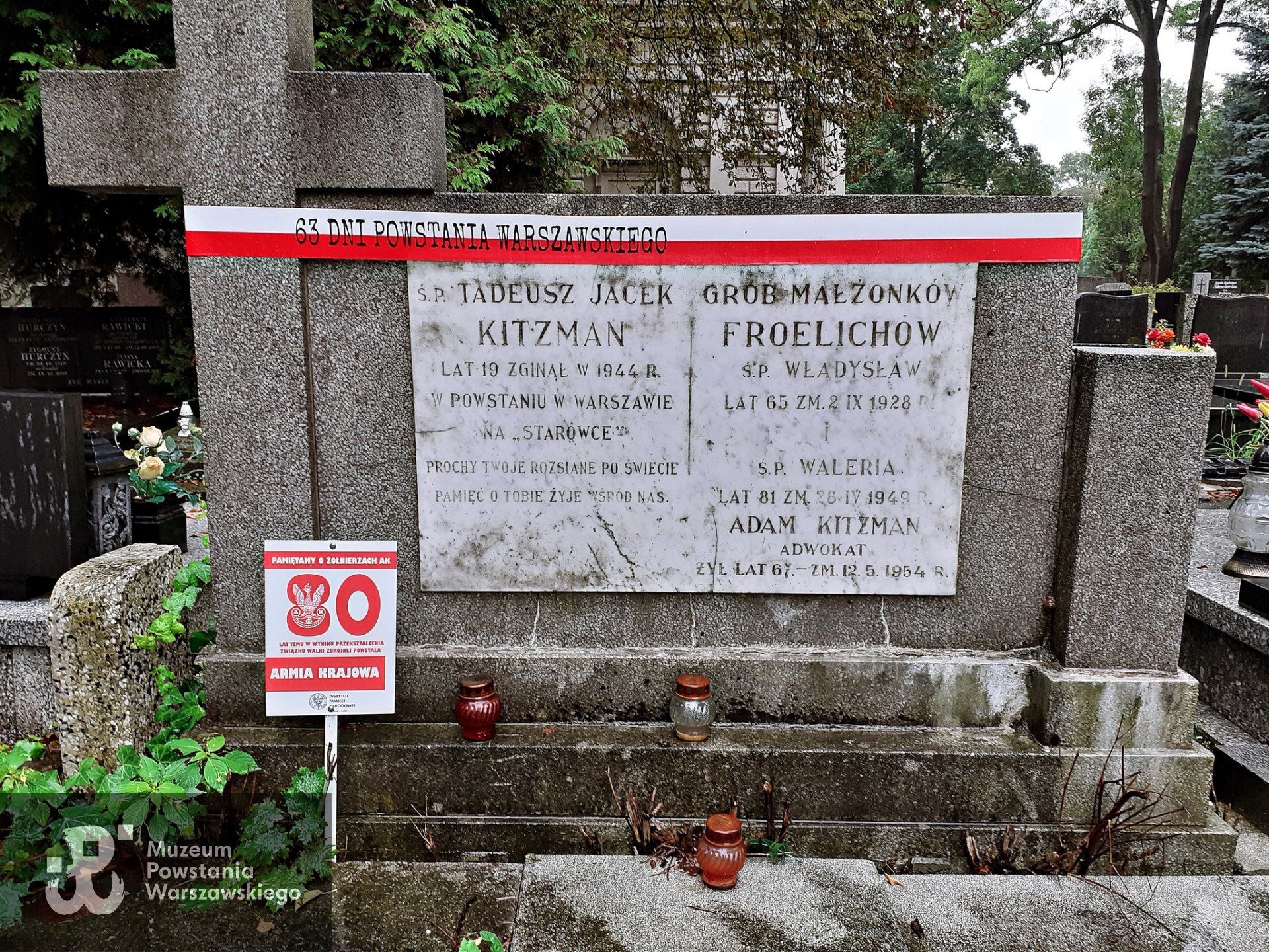 Mogiła symboliczna znajduje się na Starym Cmentarzu przy  ul. Ogrodowej w Łodzi - część  katolicka. Treść inskrypcji nagrobnej: "Prochy Twoje rozsiane po świecie. Pamięć o Tobie żyje wśród nas". Fot. udostępniła p. Irena Malczewska, źródło: www.facebook.com/groups  - Biogramy Powstańców Warszawskich - uzupełnienia