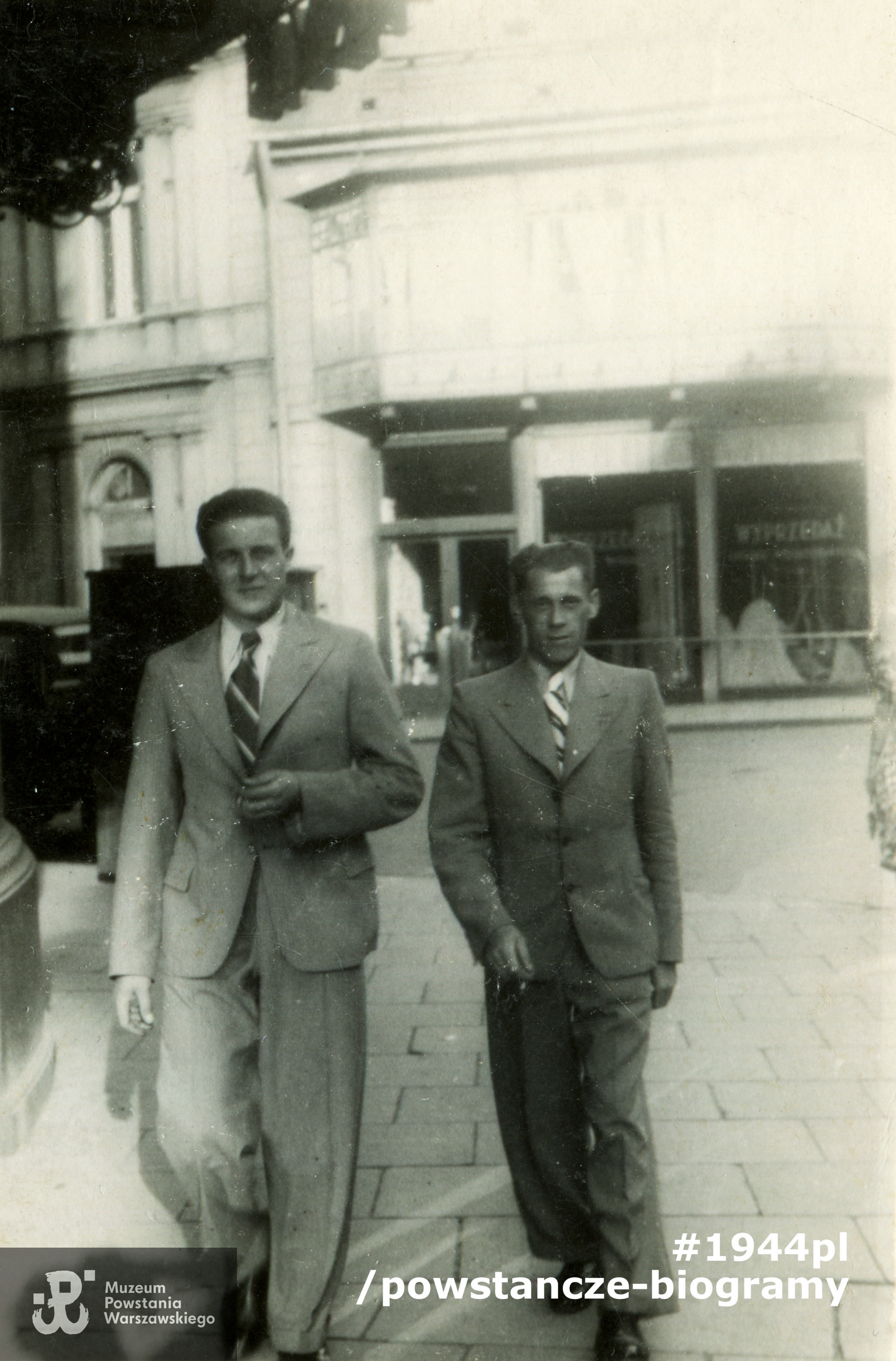 Fotografia przedwojenna. Jan Luc (na zdjęciu po lewej) z kuzynem, który poległ w trakcie Powstania Warszawskiego. Fot. ze zbiorów rodzinnych p. Marka Luca, syna Powstańca.