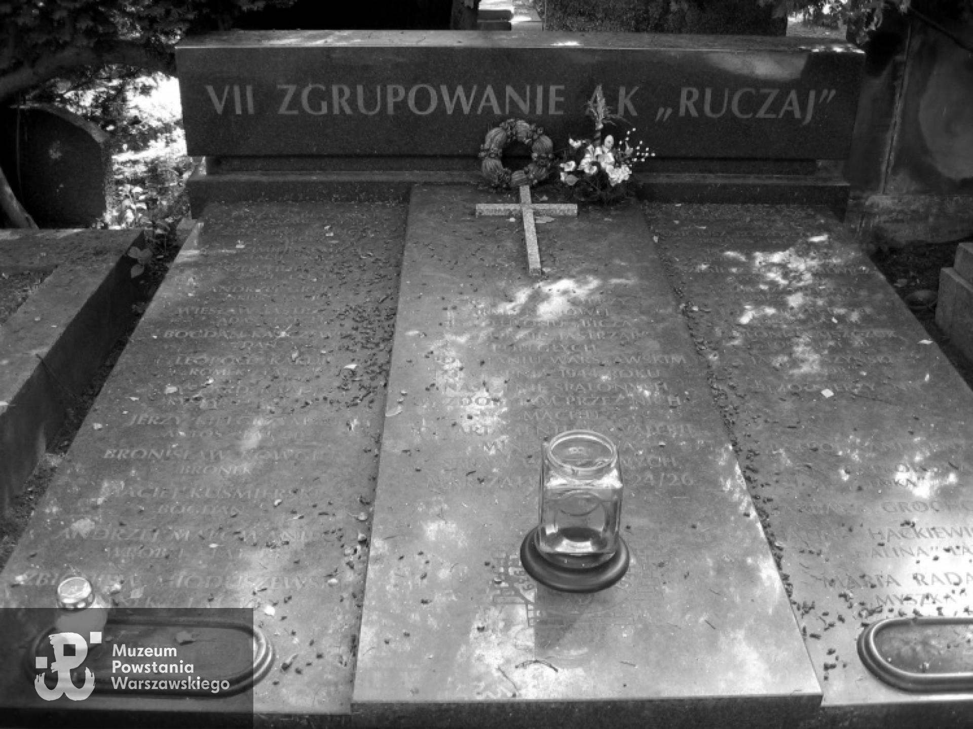 Mogiła VII zgrupowania AK ''Ruczaj'' na  Cmentarzu Wojskowym na Powązkach. Fot. Michał Kowgier