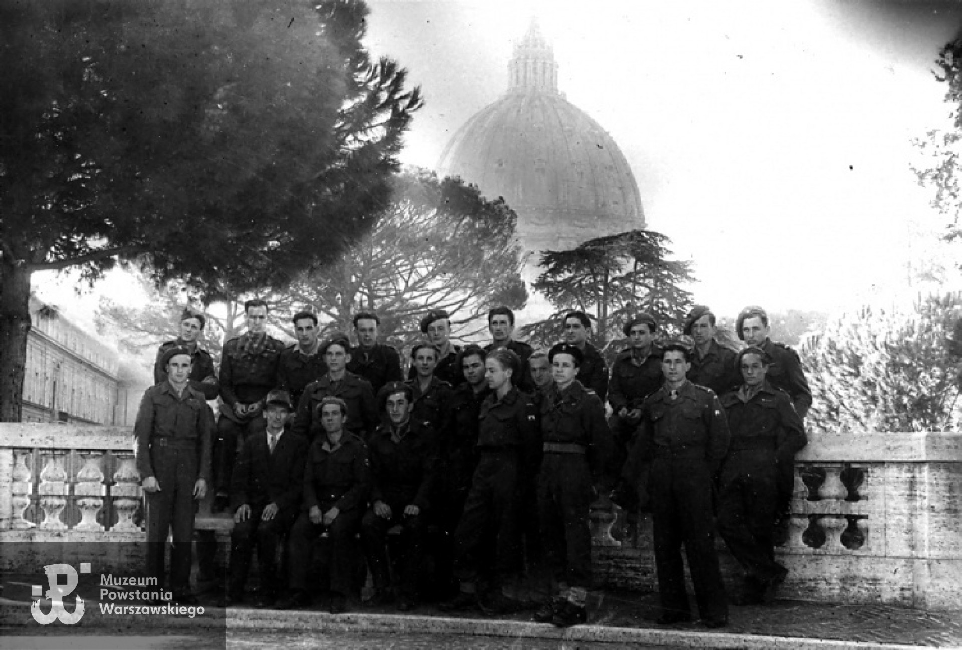 Na wycieczce w Rzymie, Krzysztof Głuchowski stoi trzeci od lewej. Listopad 1945 rok. Fot. z archiwum rodzinnego Krzysztofa Głuchowskiego.