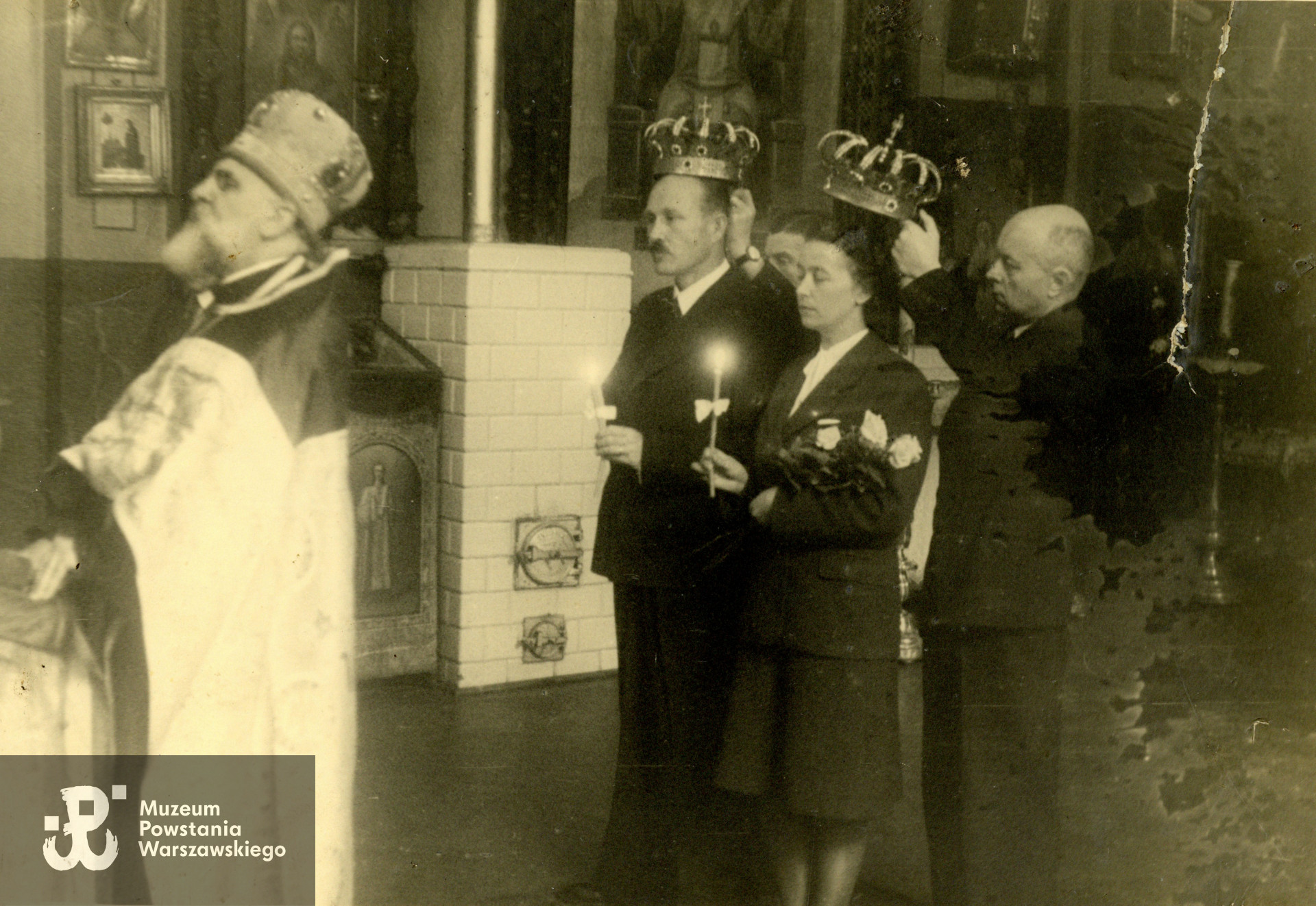 Fotografia z okresu  okupacji niemieckiej wykonana 19 lipca 1943 roku. Ślub rtm. Franciszka Beranka (1904-1944) w cerkwi grekokatolickiej ojców bazylianów w Warszawie przy ul. Miodowej 16. Na pierwszym planie rtm. Franciszek Beranek i jego żona Maria, za nimi świadkowie trzymający korony nad głowami państwa młodych - za  Marią Berankową - mjr Stanisław Błaszczak "Róg", za rtm. Franciszkiem Berankiem rtm. Stanisław Gepner "Kowal", "Kostka" (1889-1965). Fot. ze zbiorów rodzinnych Stanisława Gepnera i jego córki Wandy, obecnie w zbiorach Muzeum Powstania Warszawskiego, sygn. P/9818/23, dar p. Wandy Gepner-Augustin.