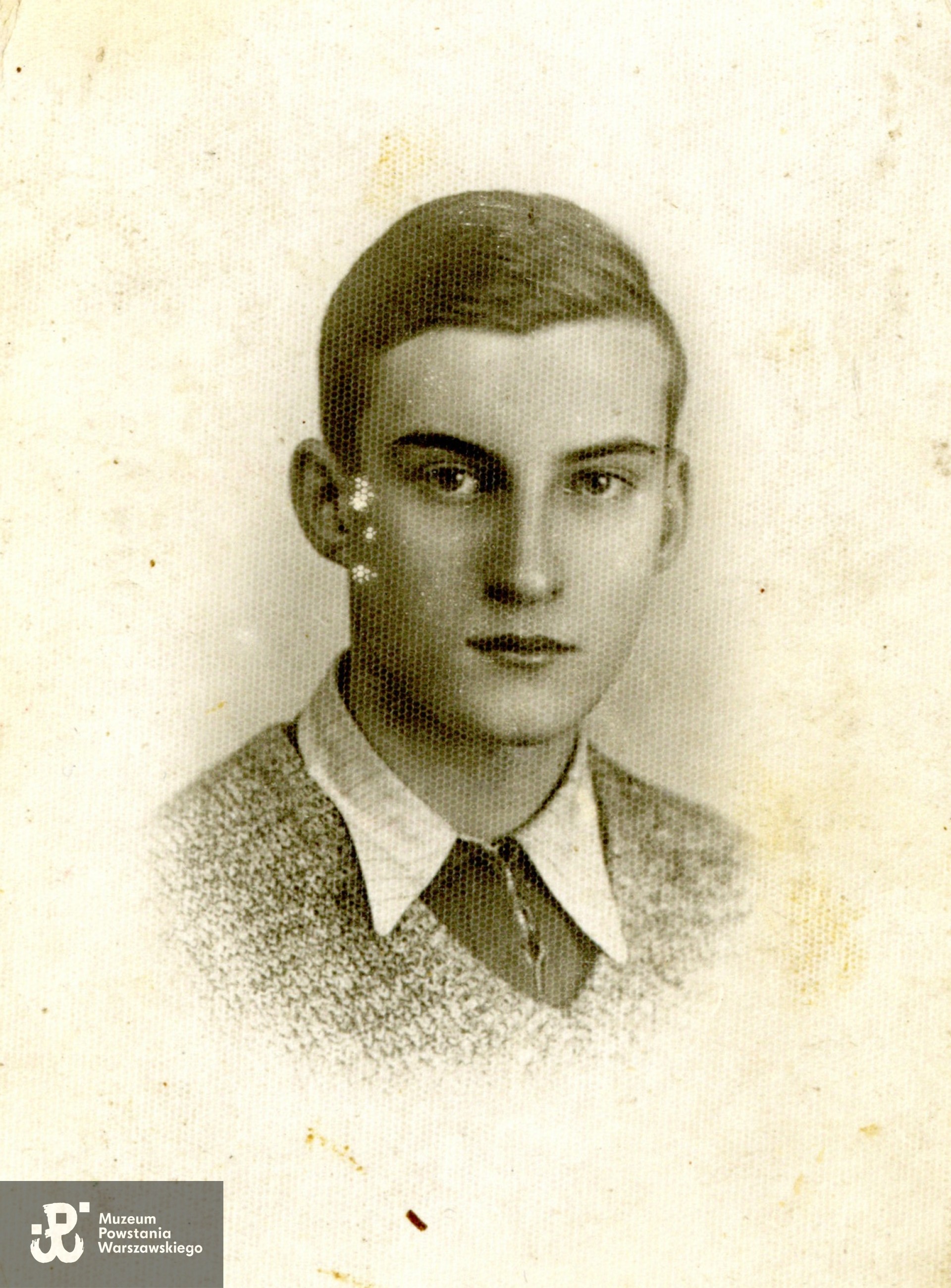Jan Grzegorz Białecki ps. Krótki. Fot. ze zbiorów rodzinnych, udostępnili p. Jan Białecki i p. Elżbieta Frontczak z domu Białecka. Skany wykonano w Muzeum Powstania Warszawskiego