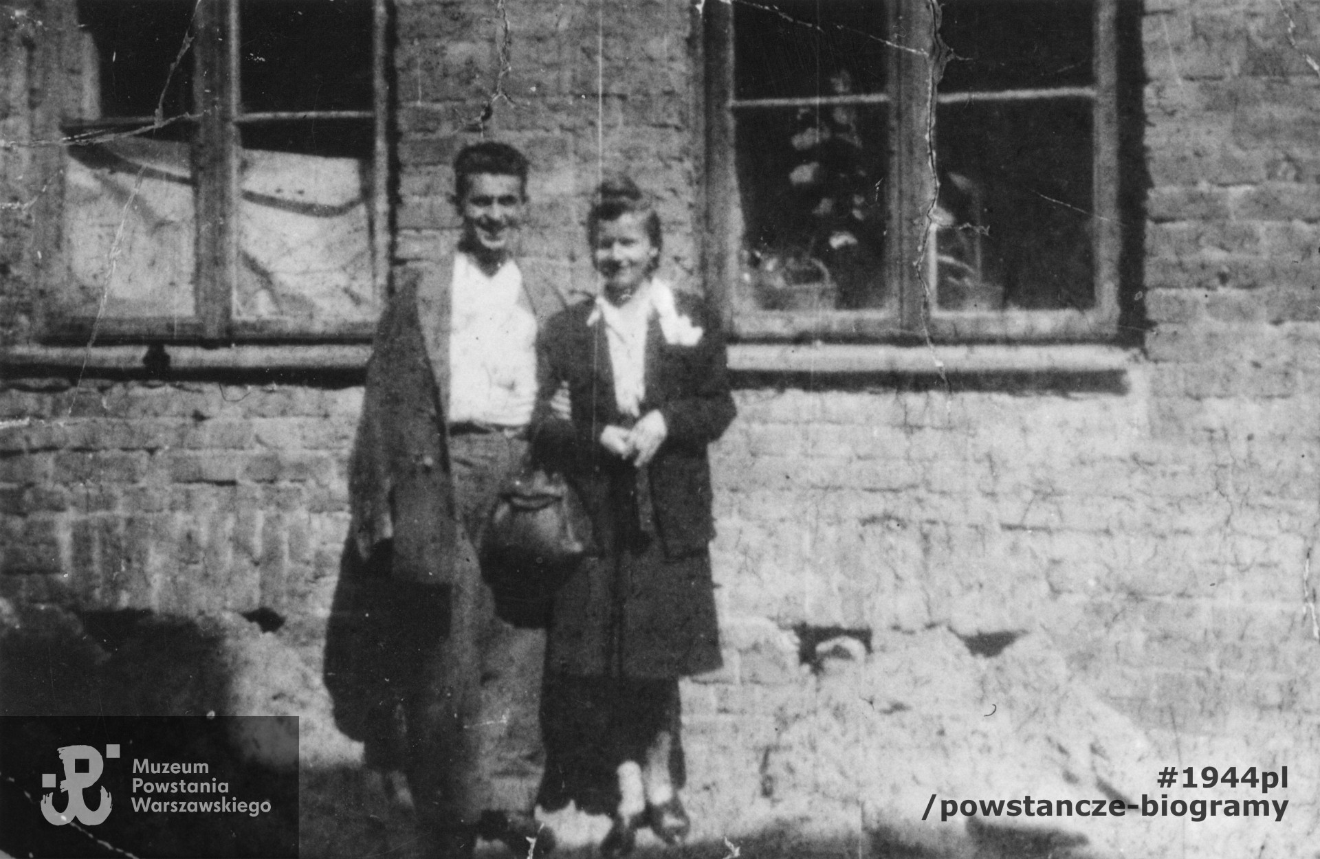 Zdjęcie  rannego Tadeusza Misińskiego ps. Gustaw z sanitariuszką, wykonane w sierpniu 1944 r.  - pierwsze kroki w bandażach stawiane przy pomocy sanitariuszki "Grażyny" (Barbary Gocal). Ze zbiorów Muzeum Powstania Warszawskiego, P/6963/10, dar Tadeusza Misińskiego ps. Gustaw