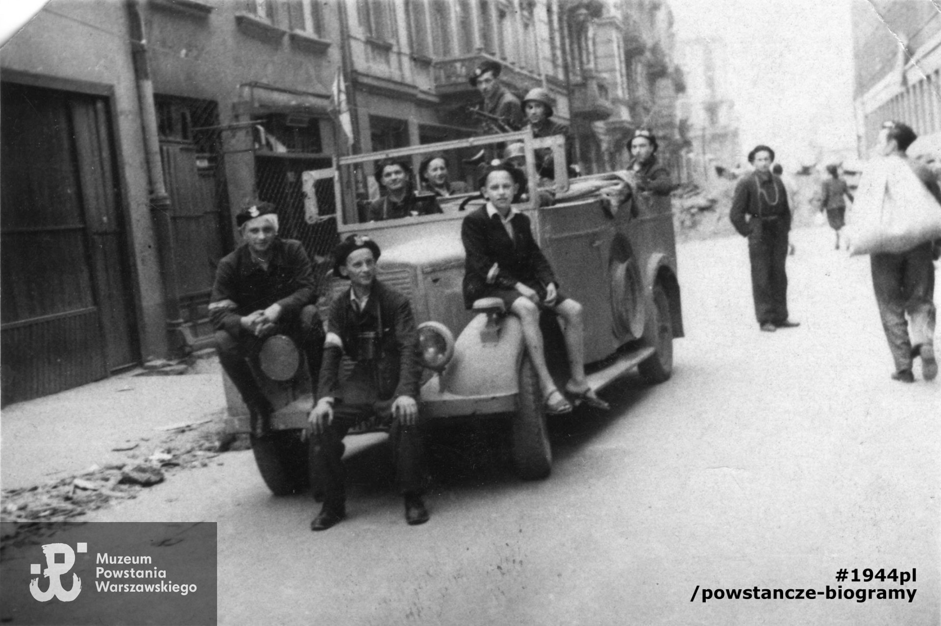 Fotografia z okresu Powstania Warszawskiego przedstawiająca żołnierzy z II plutonu „Chmury” (Józefa Łapińskiego) z Oddziału Osłony Kwatery Głównej Sztabu OW AK przy zdobycznym niemieckim samochodzie. Zdjęcie wykonane w pierwszych dniach sierpnia 1944 roku na ul. Świętokrzyskiej róg Jasnej.  Z tyłu w samochodzie siedzą Bolesław Kukułka ps. Czarny i Józef Borkowski „Józek"(z prawej). Autor nieznany. Zbiory Muzeum Powstania Warszawskiego, sygn. MPW-IP/4823.