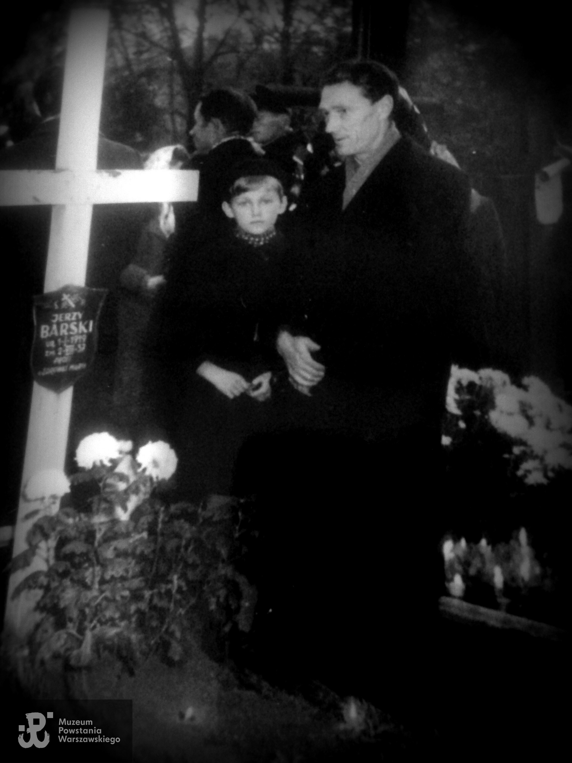 Przy grobie stoją Barbara Andrusiewicz (córka chrzestna Jerzego Dudaka)  i jej ojciec Leon Andrusiewicz. Fot. ze zbiorów rodzinnych nadesłała p. Mieczysława Rybarczyk z d. Pukalska