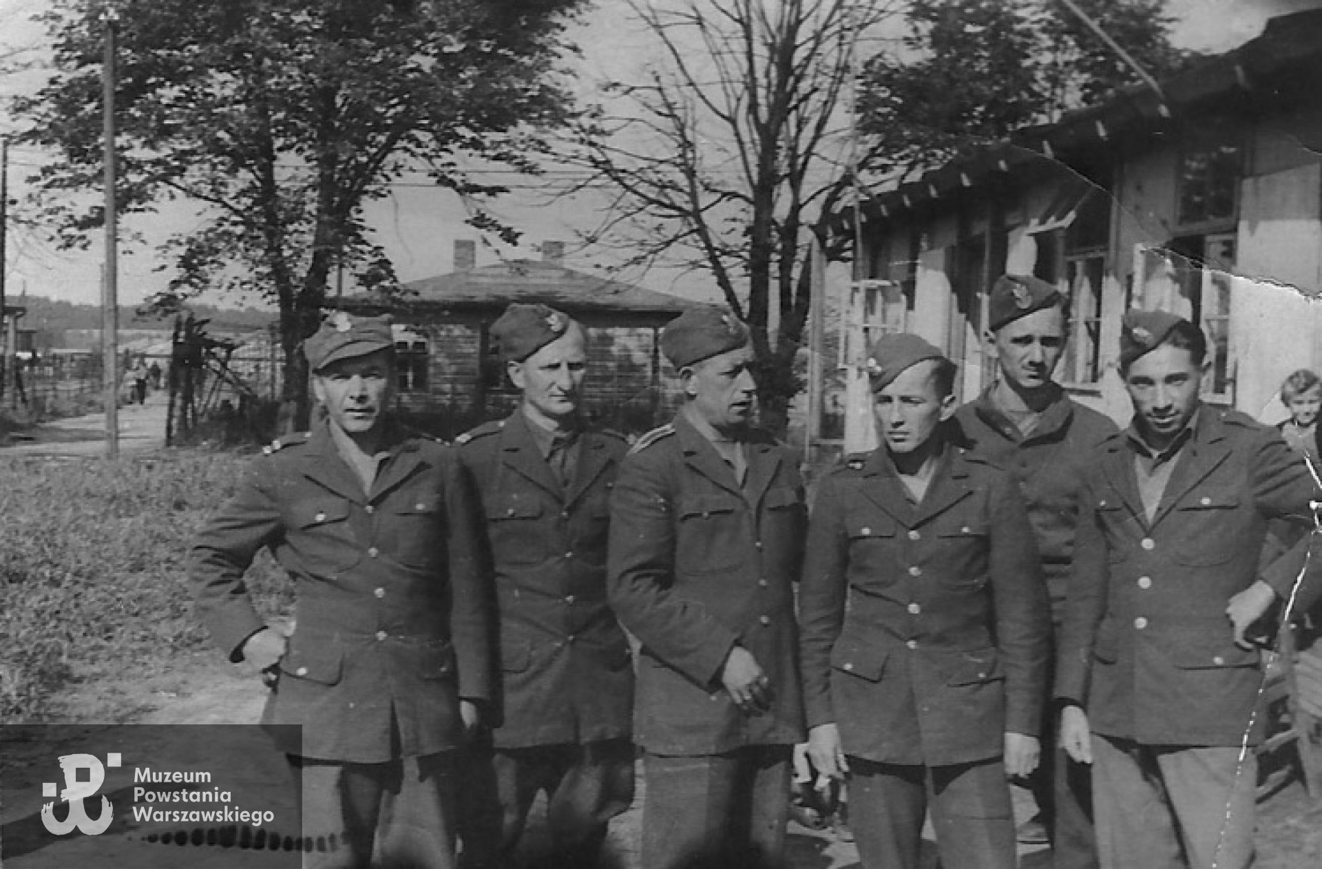 Stalag XI B Fallingbostel - Zygmunt Jannasz stoi w środku